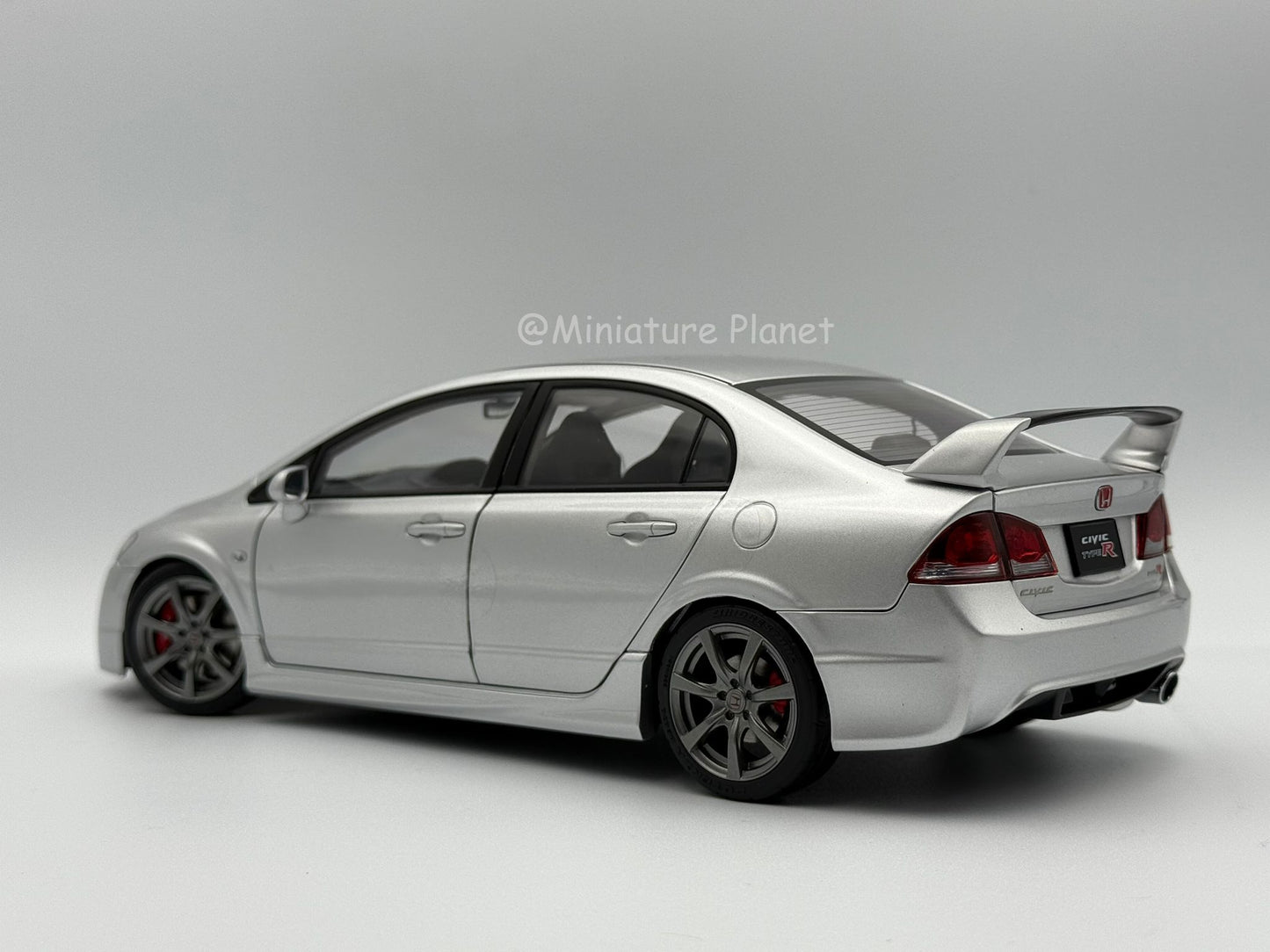 Motorhelix 1:18 Honda Civic Type R FD2 Late 2007 (Platinum Silver)