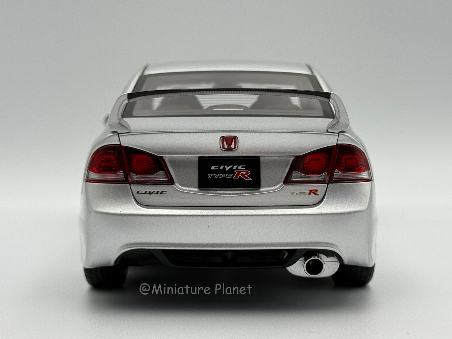 Motorhelix 1:18 Honda Civic Type R FD2 Late 2007 (Platinum Silver)