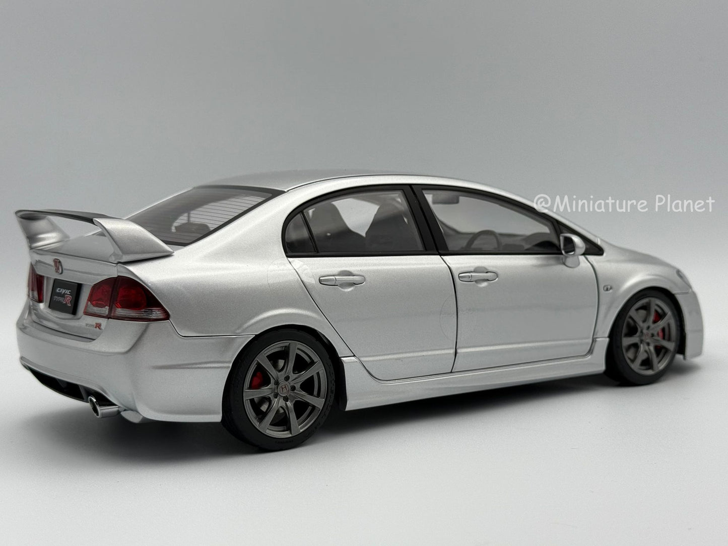 Motorhelix 1:18 Honda Civic Type R FD2 Late 2007 (Platinum Silver)