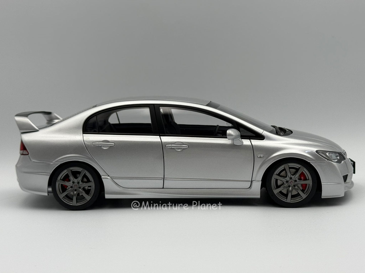 Motorhelix 1:18 Honda Civic Type R FD2 Late 2007 (Platinum Silver)