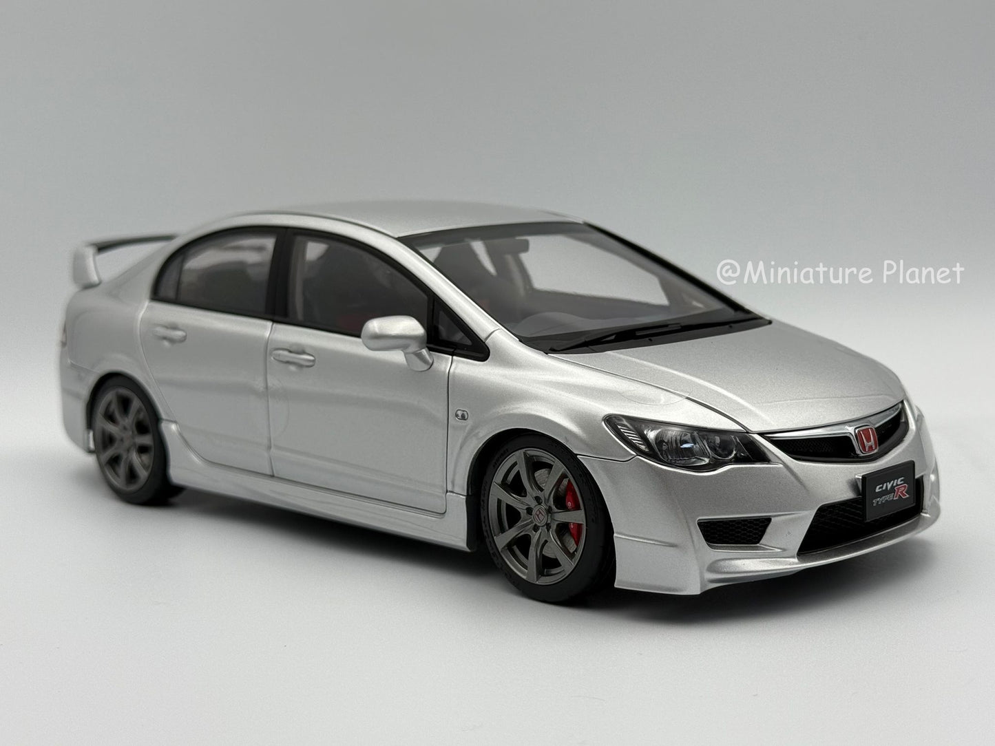 Motorhelix 1:18 Honda Civic Type R FD2 Late 2007 (Platinum Silver)