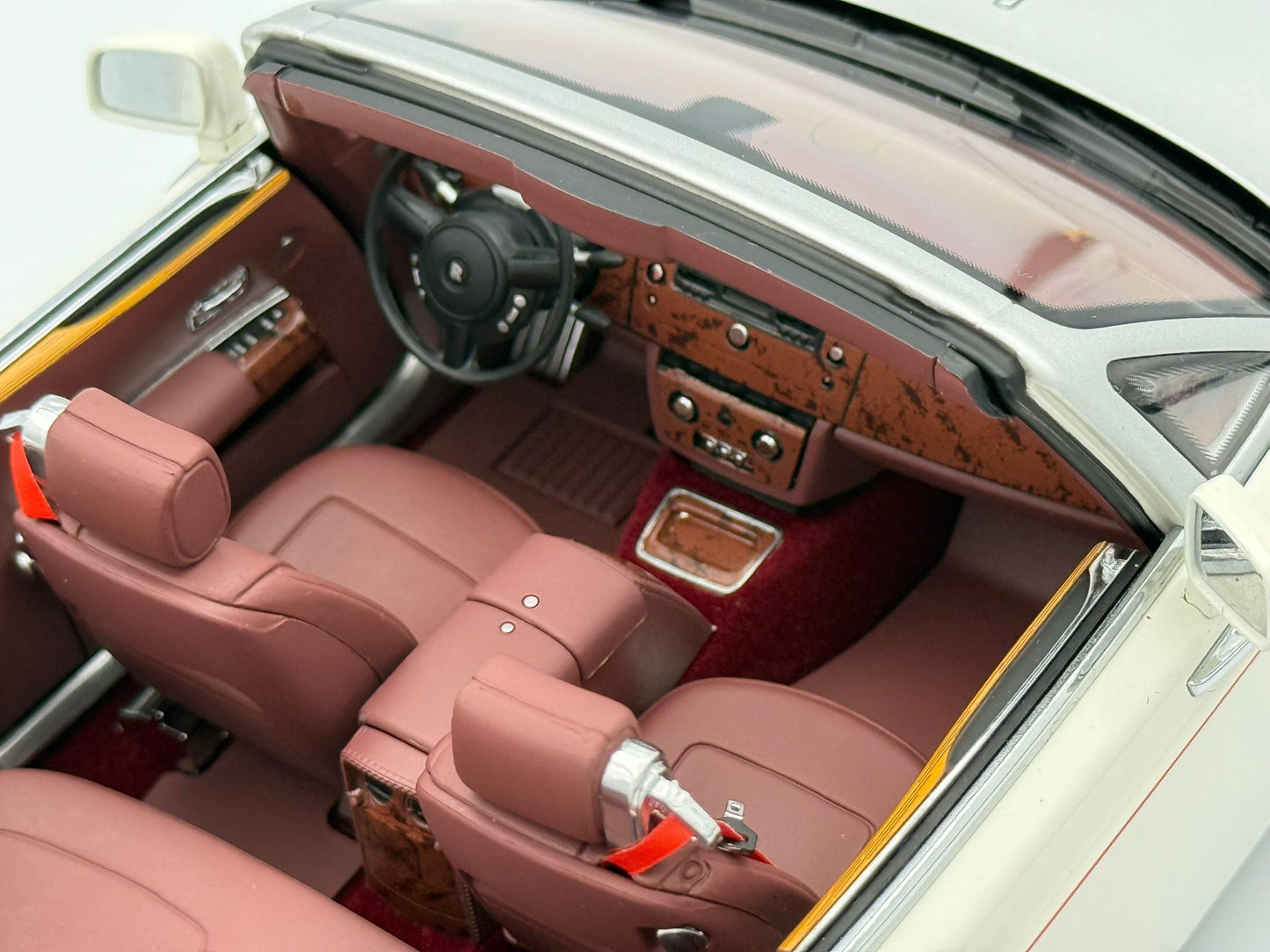 Kyosho 1:18 Rolls-Royce Phantom Drophead Coupe (English White)
