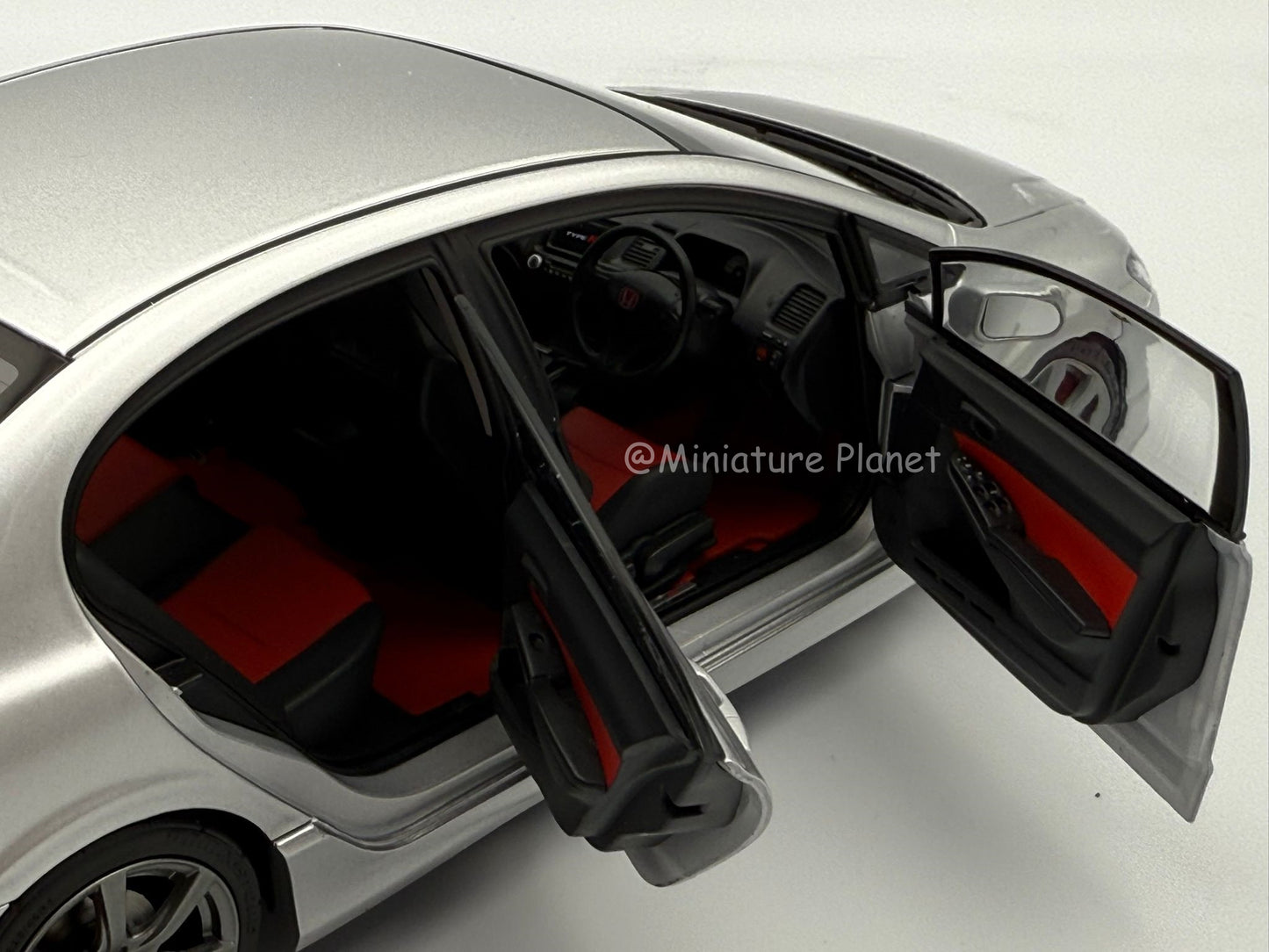 Motorhelix 1:18 Honda Civic Type R FD2 Late 2007 (Platinum Silver)