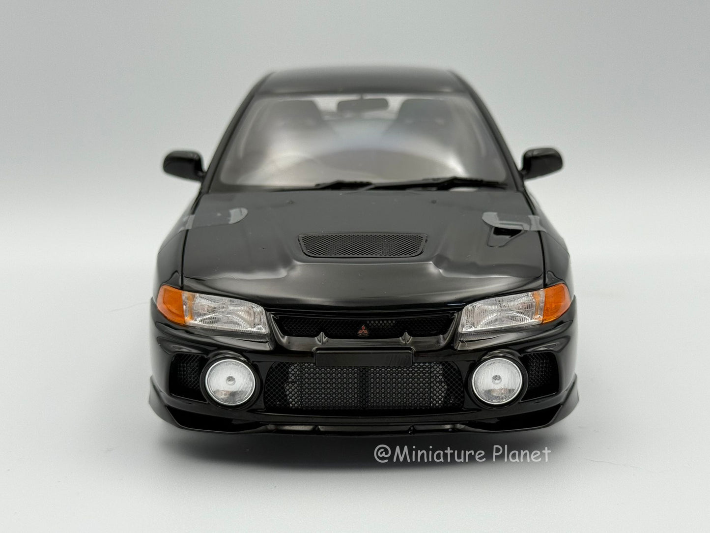 Motorhelix 1:18 Mitsubishi Evolution IV (Black Pearl)