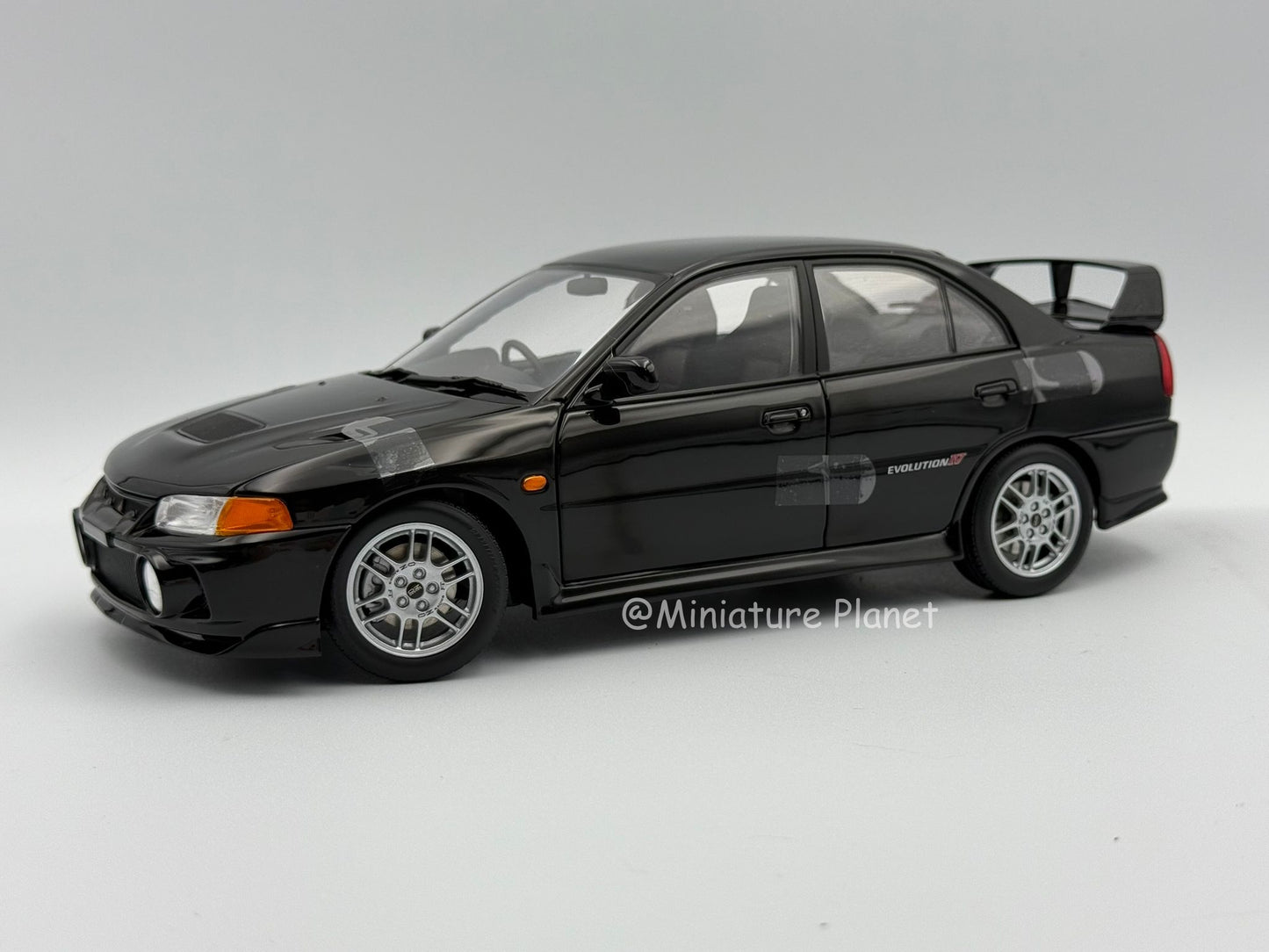 Motorhelix 1:18 Mitsubishi Evolution IV (Black Pearl)
