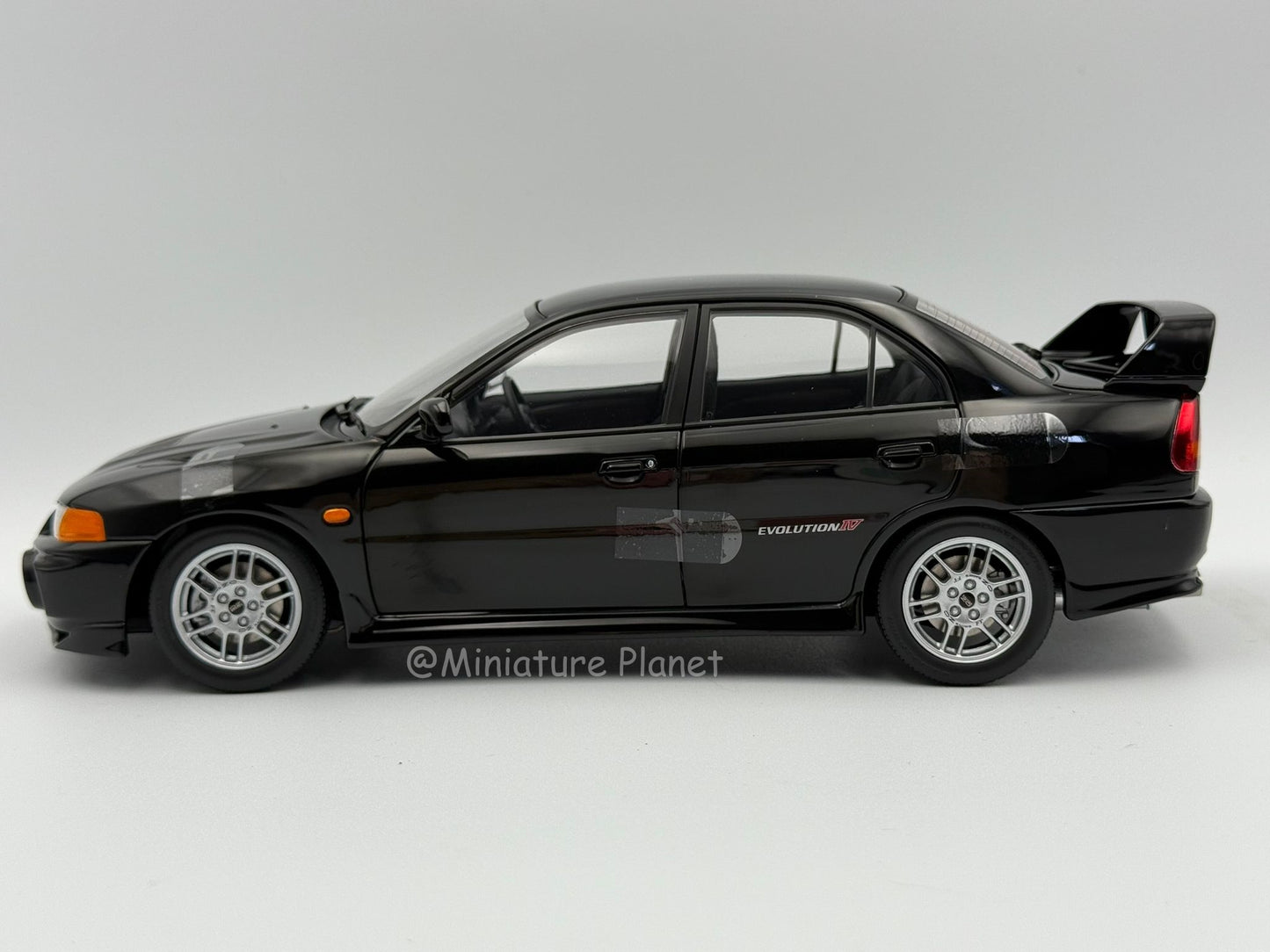 Motorhelix 1:18 Mitsubishi Evolution IV (Black Pearl)