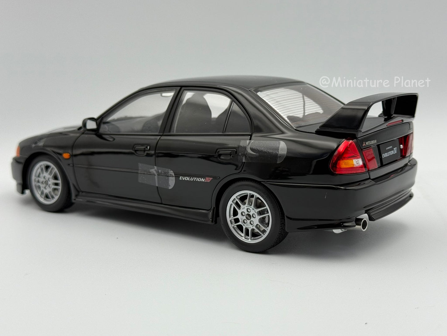 Motorhelix 1:18 Mitsubishi Evolution IV (Black Pearl)