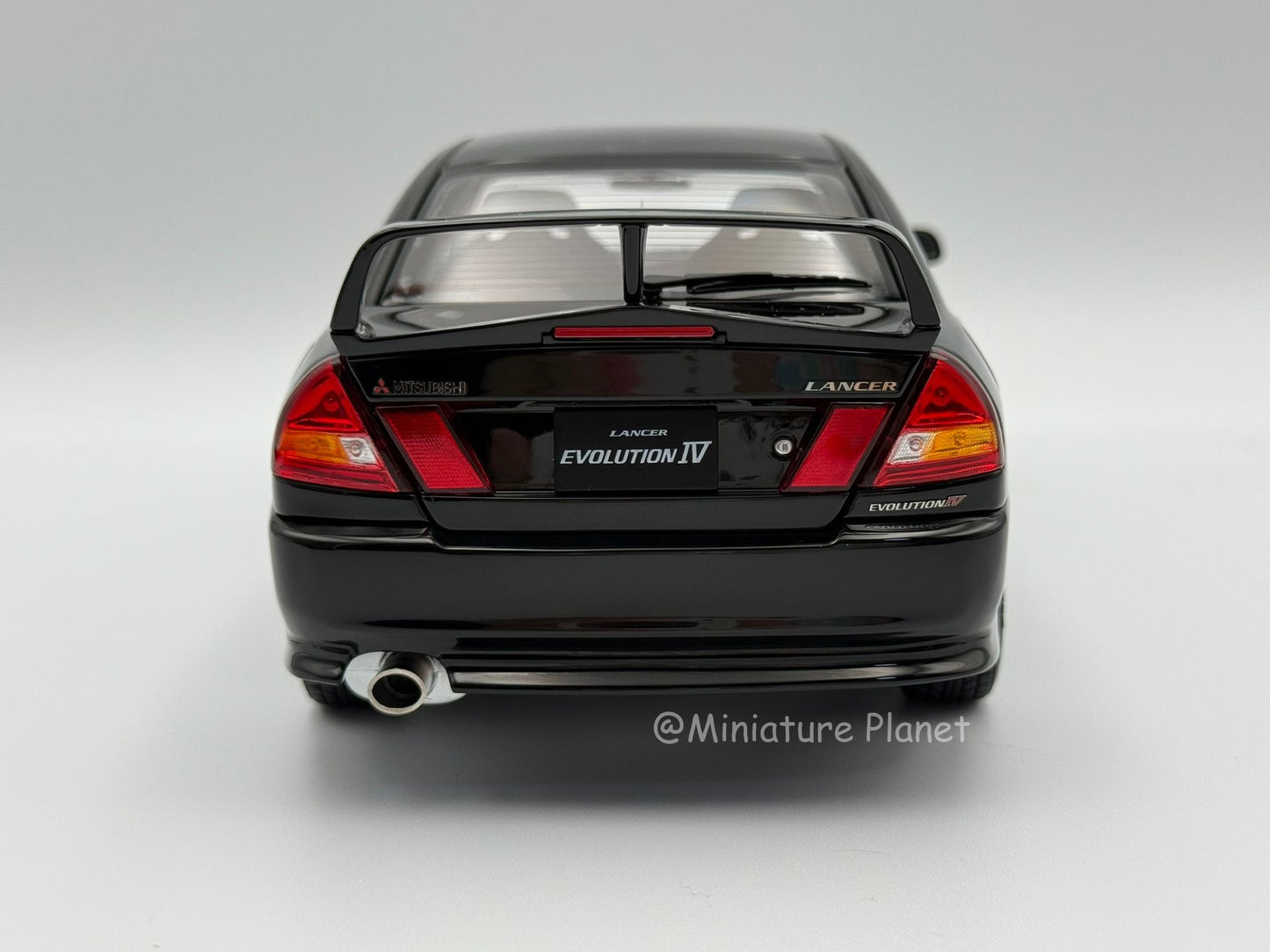 Motorhelix 1:18 Mitsubishi Evolution IV (Black Pearl)