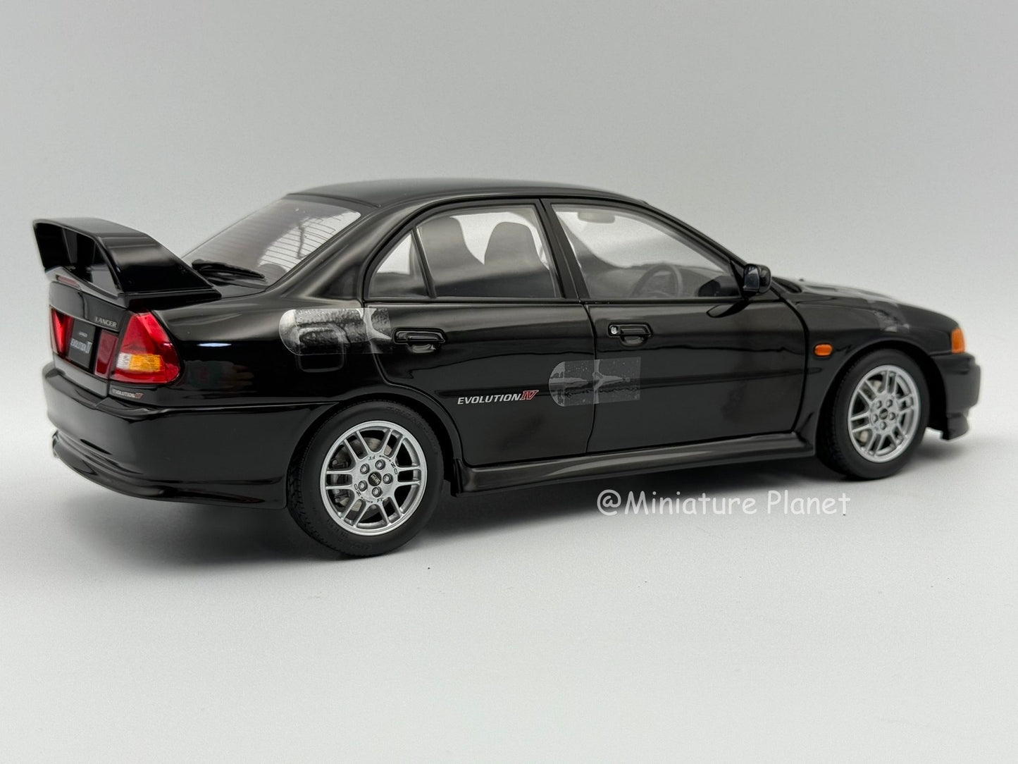 Motorhelix 1:18 Mitsubishi Evolution IV (Black Pearl)