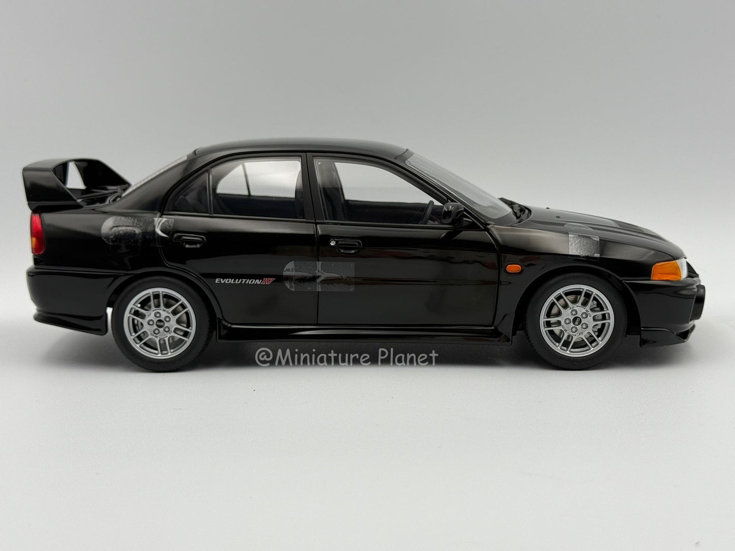 Motorhelix 1:18 Mitsubishi Evolution IV (Black Pearl)