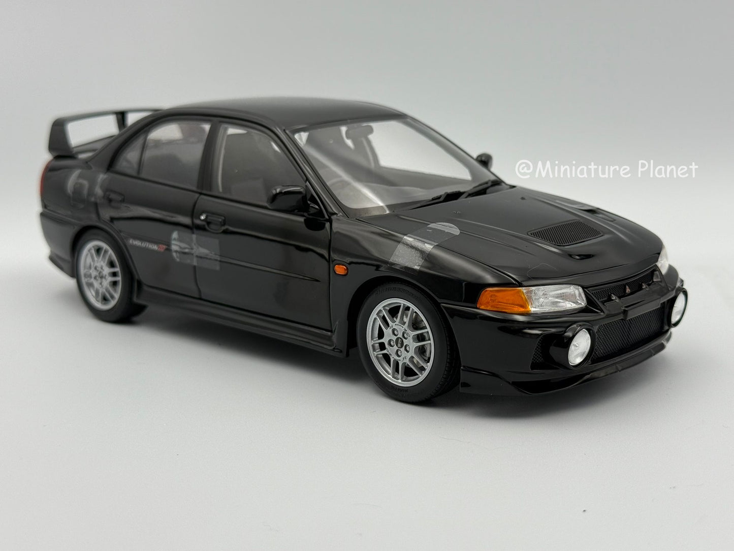 Motorhelix 1:18 Mitsubishi Evolution IV (Black Pearl)