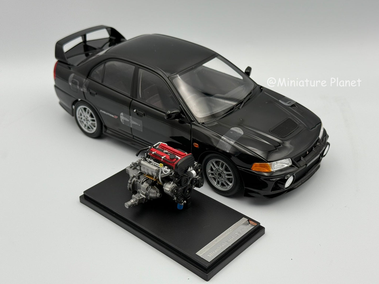 Motorhelix 1:18 Mitsubishi Evolution IV (Black Pearl)