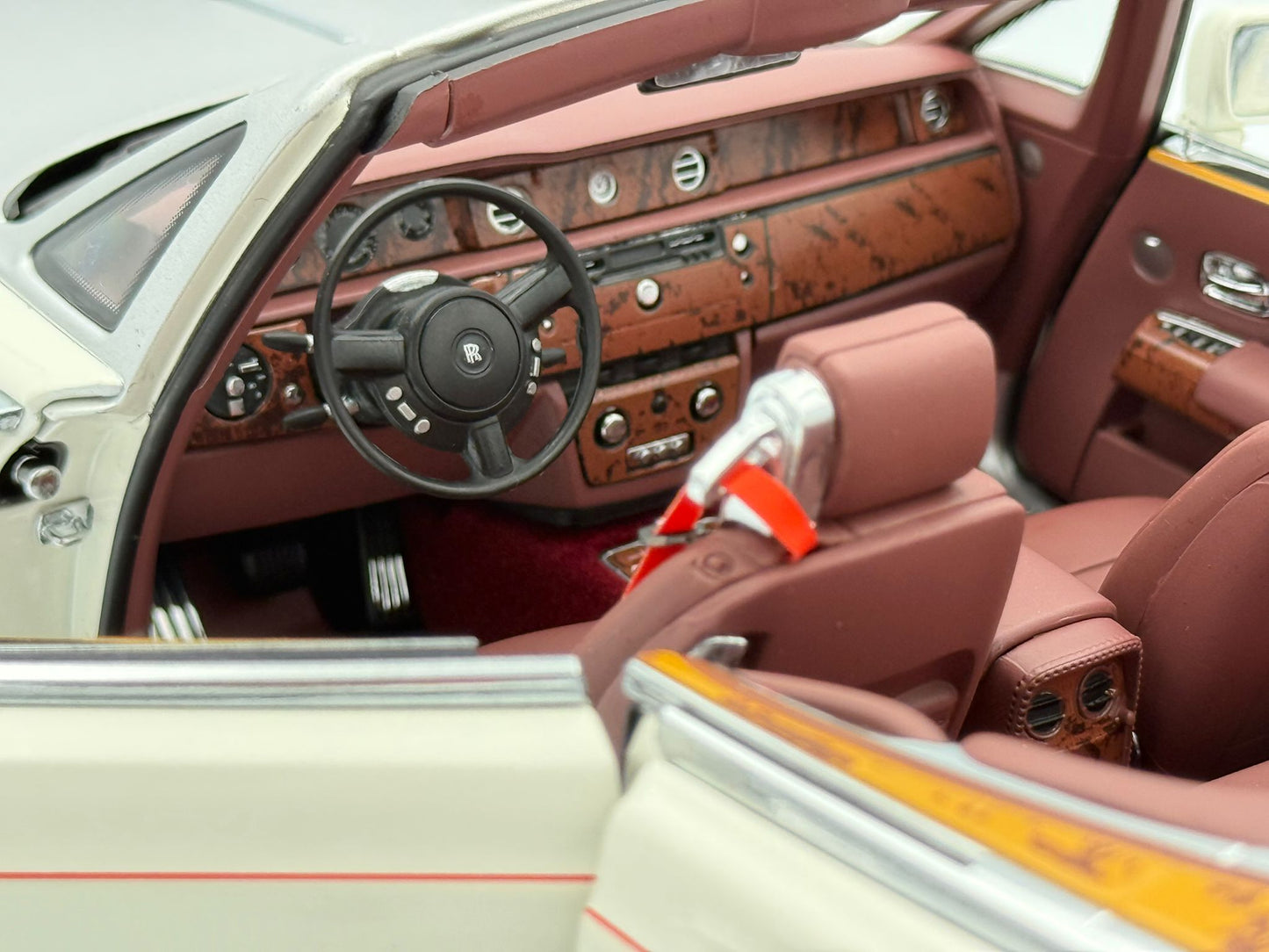 Kyosho 1:18 Rolls-Royce Phantom Drophead Coupe (English White)