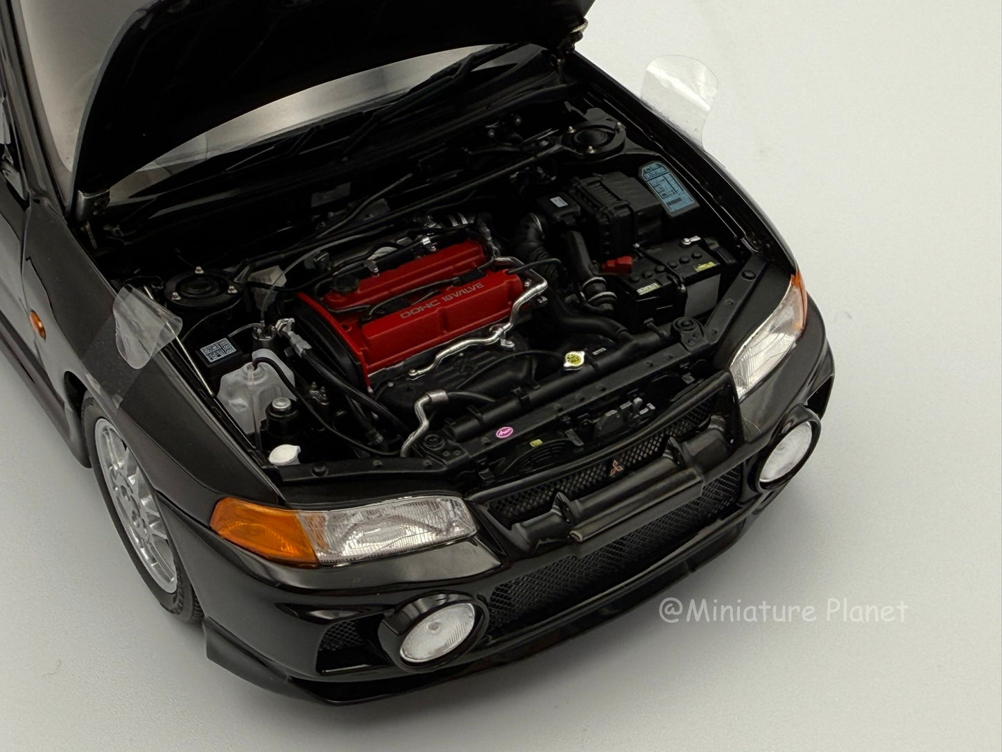 Motorhelix 1:18 Mitsubishi Evolution IV (Black Pearl)