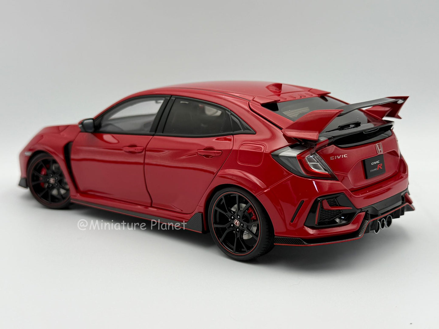 AUTOart 1:18 Honda Civic Type R (FK8) - Red