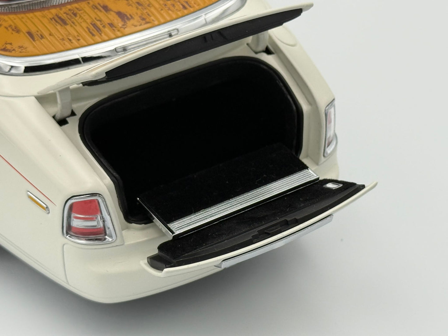 Kyosho 1:18 Rolls-Royce Phantom Drophead Coupe (English White)