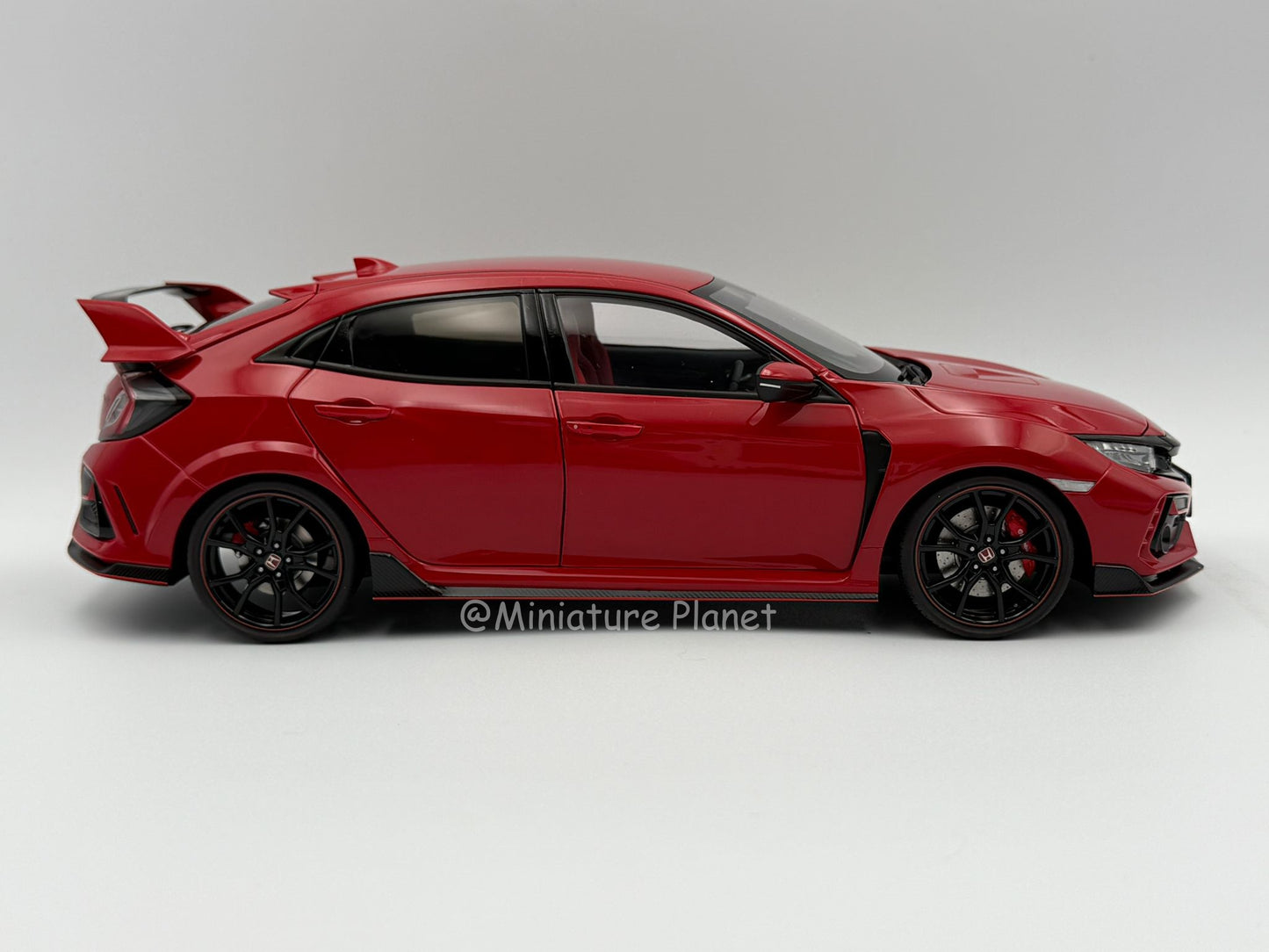 AUTOart 1:18 Honda Civic Type R (FK8) - Red