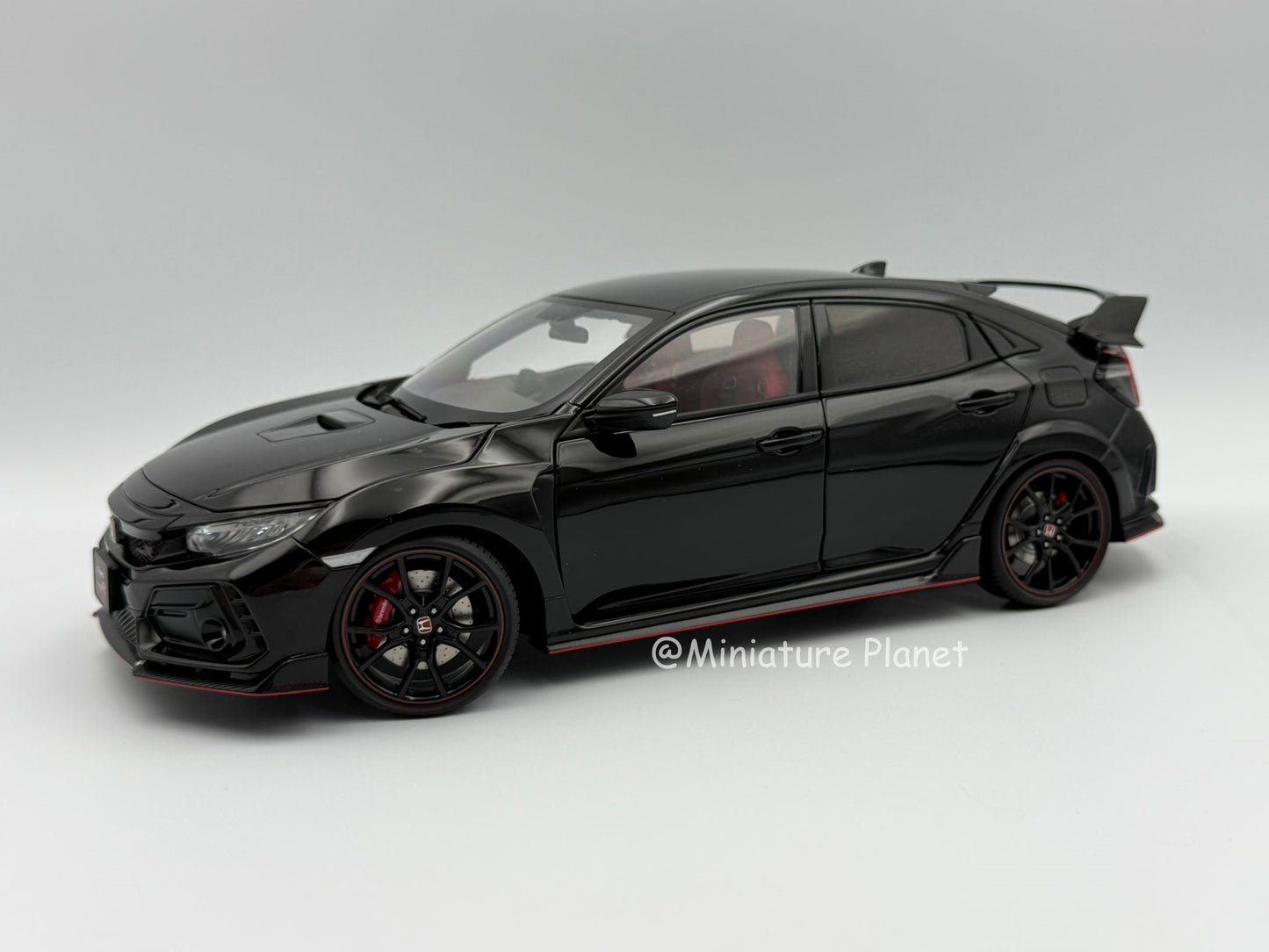 AUTOart 1:18 Honda Civic Type R (FK8) - Black