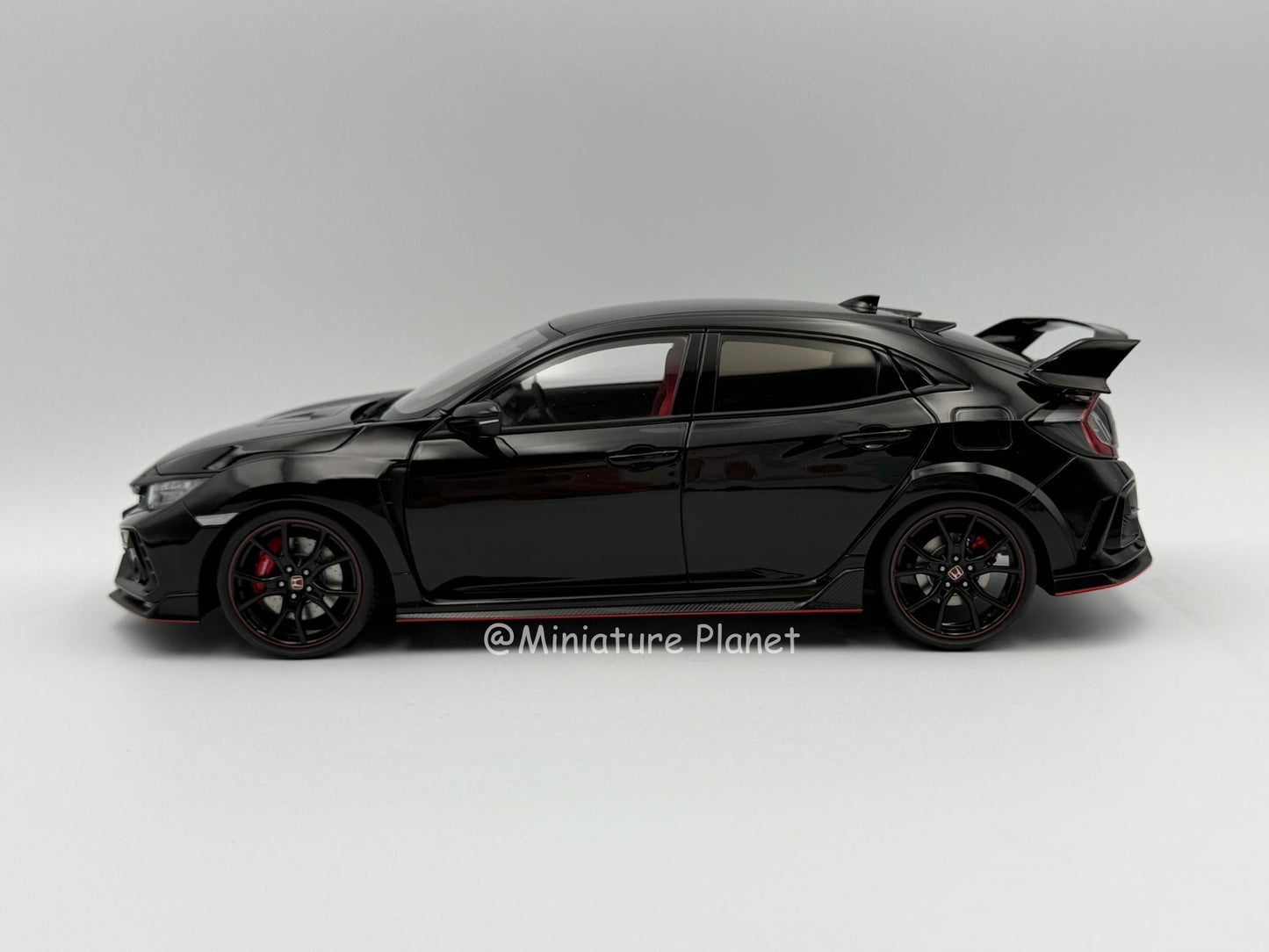 AUTOart 1:18 Honda Civic Type R (FK8) - Black