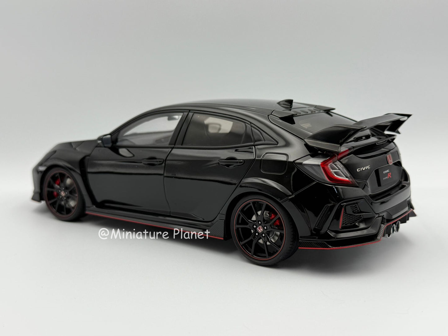 AUTOart 1:18 Honda Civic Type R (FK8) - Black