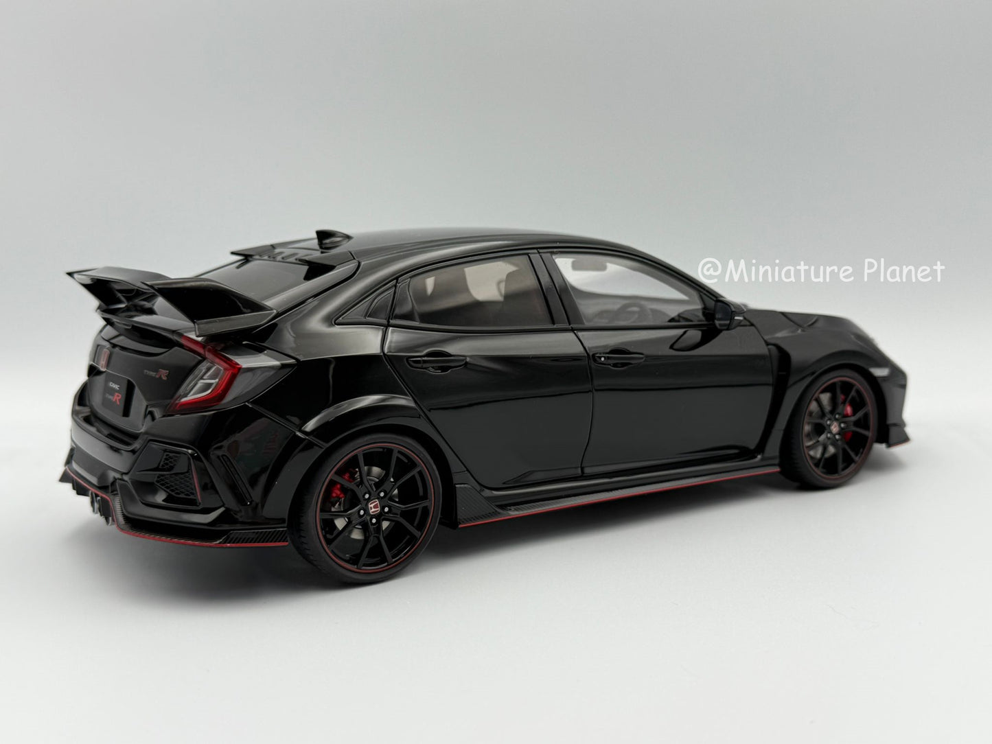 AUTOart 1:18 Honda Civic Type R (FK8) - Black