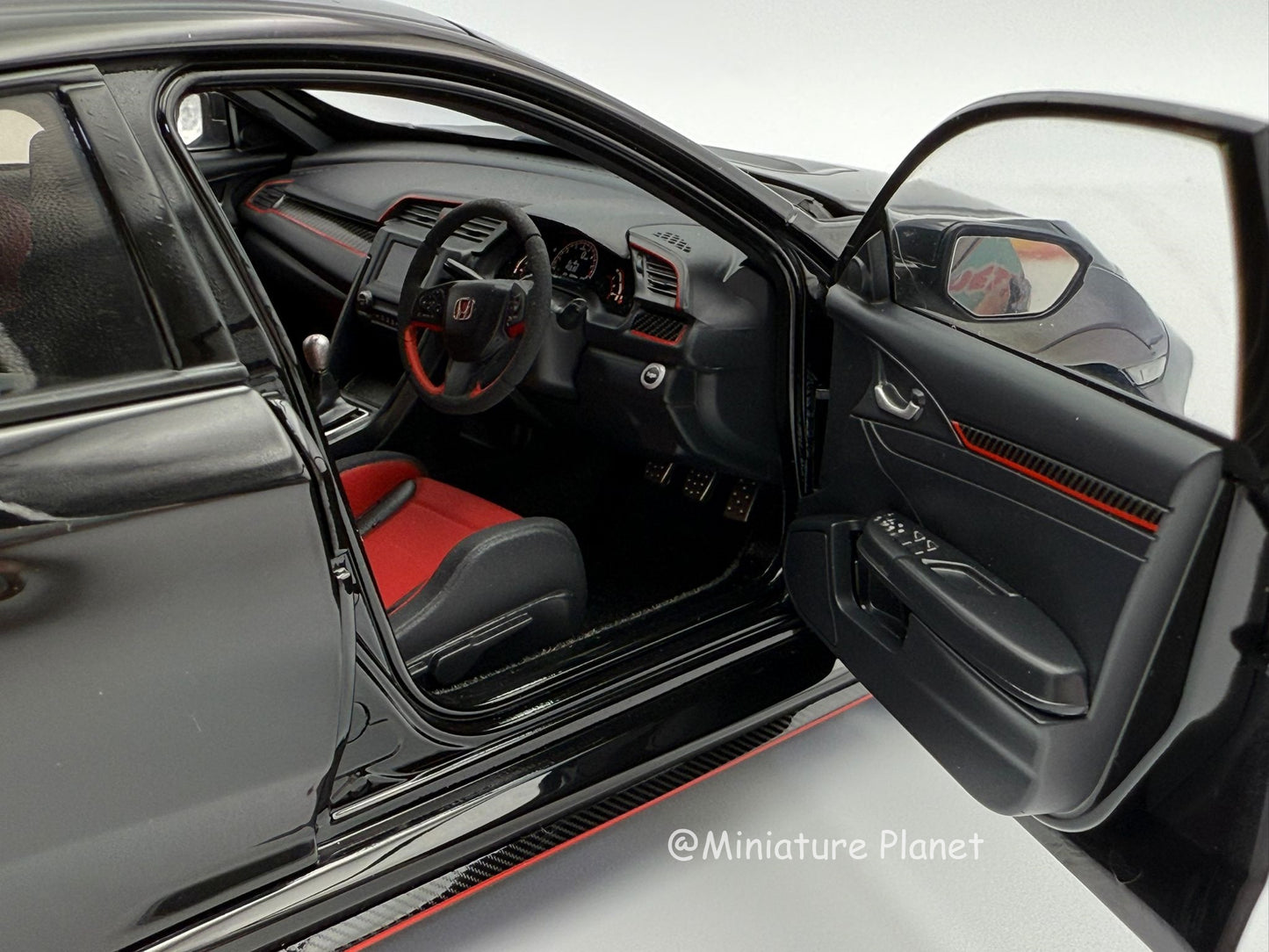 AUTOart 1:18 Honda Civic Type R (FK8) - Black