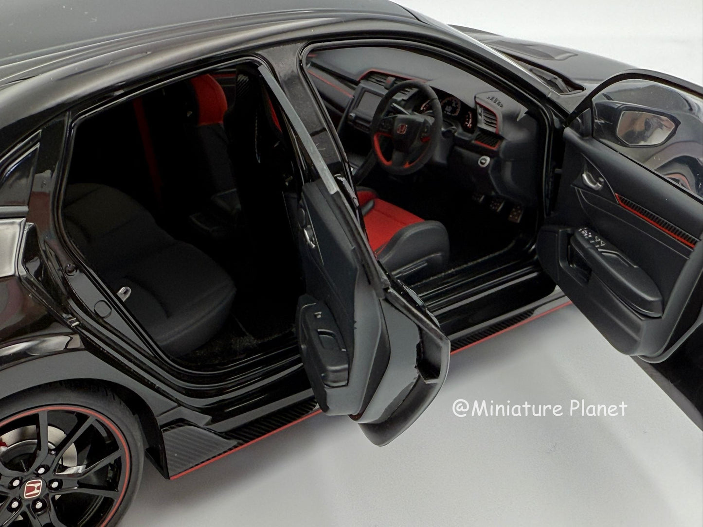 AUTOart 1:18 Honda Civic Type R (FK8) - Black