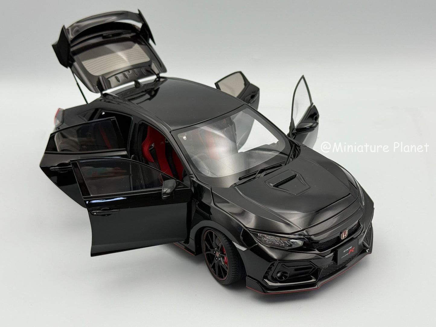 AUTOart 1:18 Honda Civic Type R (FK8) - Black