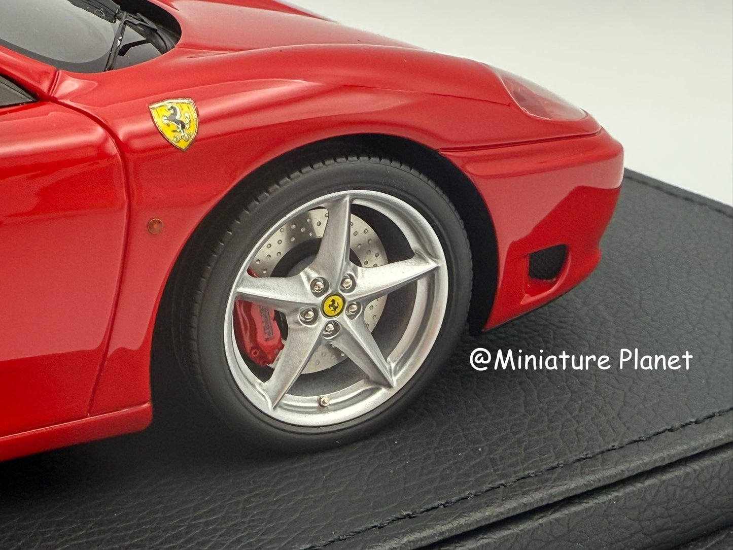 BBR 1:18 Ferrari 360 Modena 1999 'F1 Gear Box' - Rosso Corsa 322