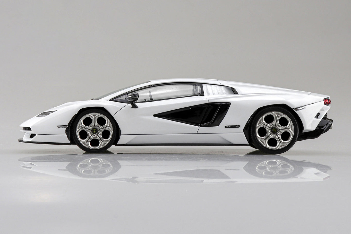 FuelMe Models 1:64 LamborghinI Countach LPI800-4 (Bianco Siderale)