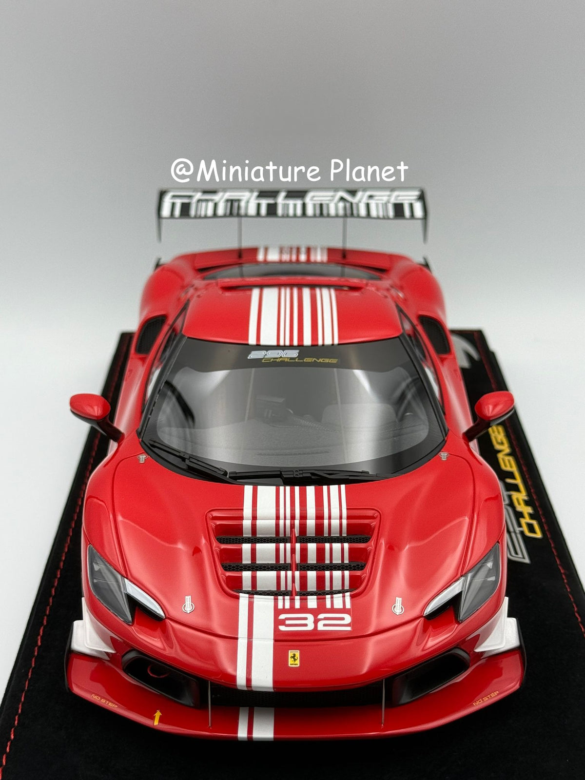 BBR 1:18 Ferrari 296 Challenge Presentazione 2023 P18242