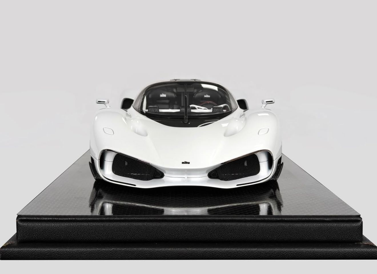 Frontiart 1:18 Nilu27 (White) - Preorder