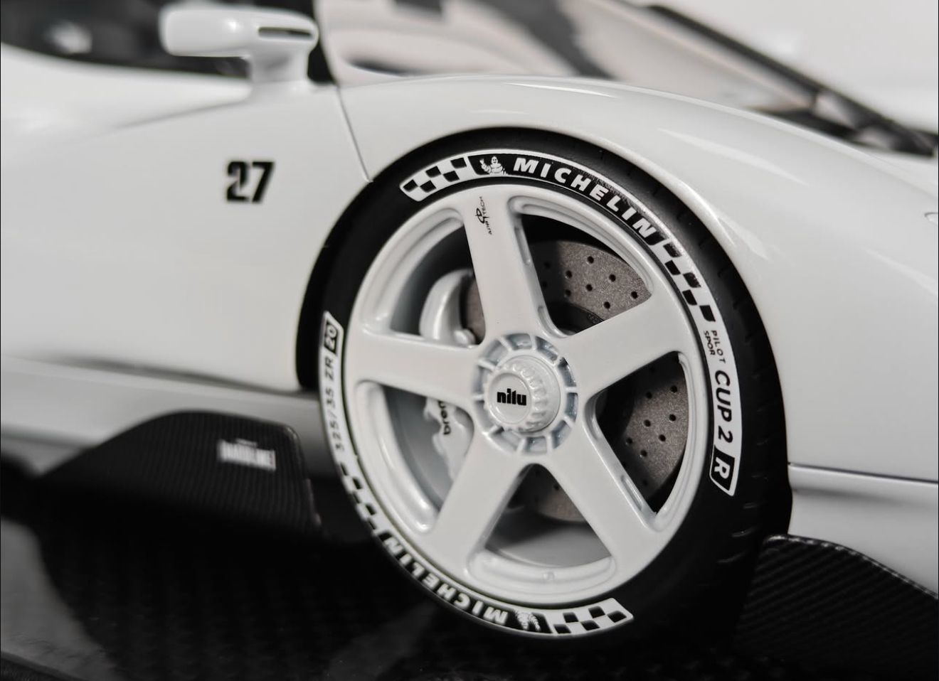Frontiart 1:18 Nilu27 (White) - Preorder