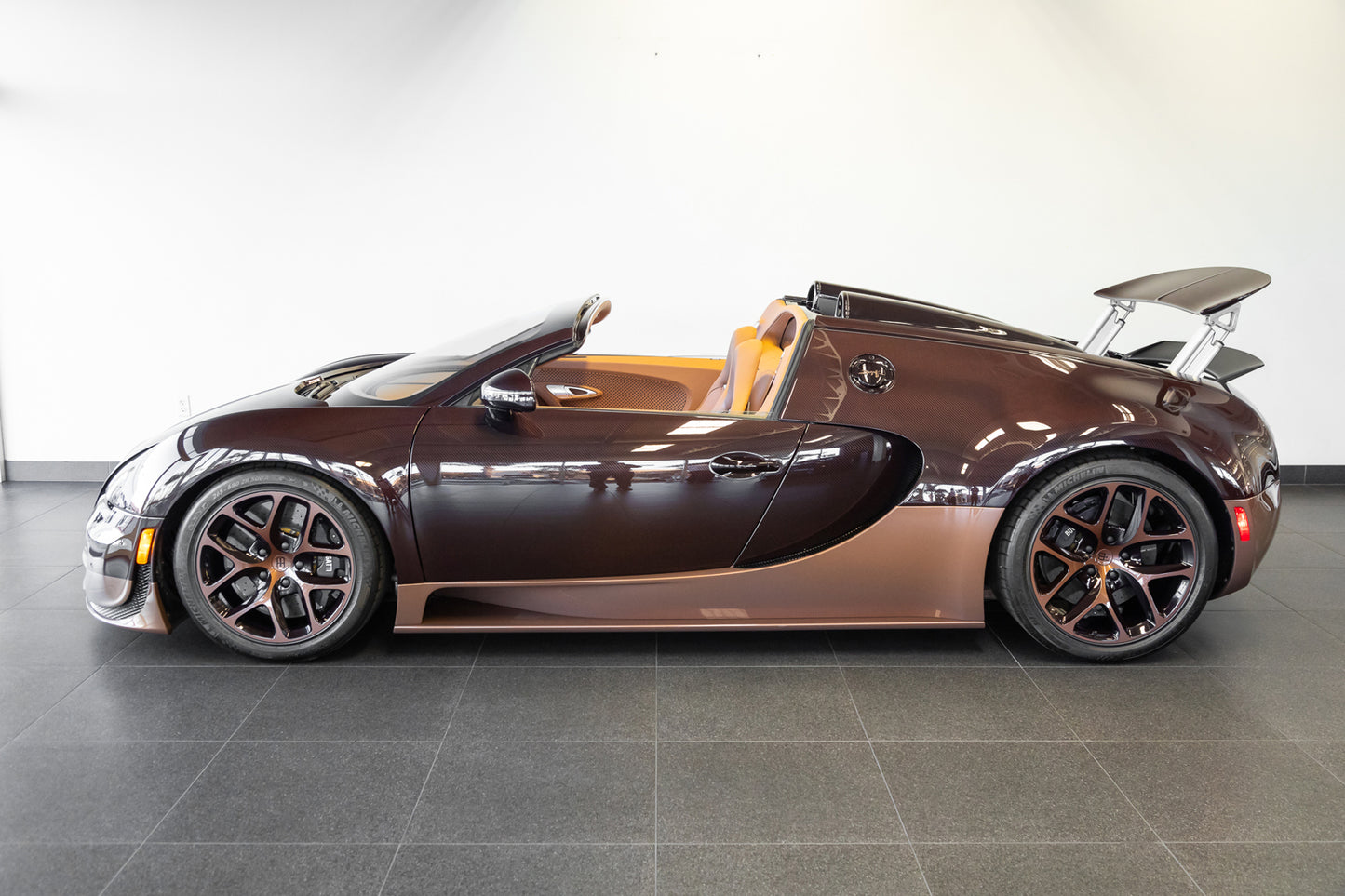 PRE-ORDER HH Model x Miniature Planet 1:18 Bugatti Veyron Vitesse 'Rembrandt' (Exclusive Model)