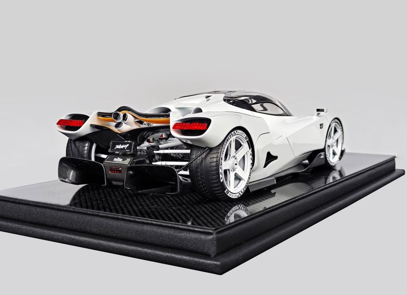 Frontiart 1:18 Nilu27 (White) - Preorder