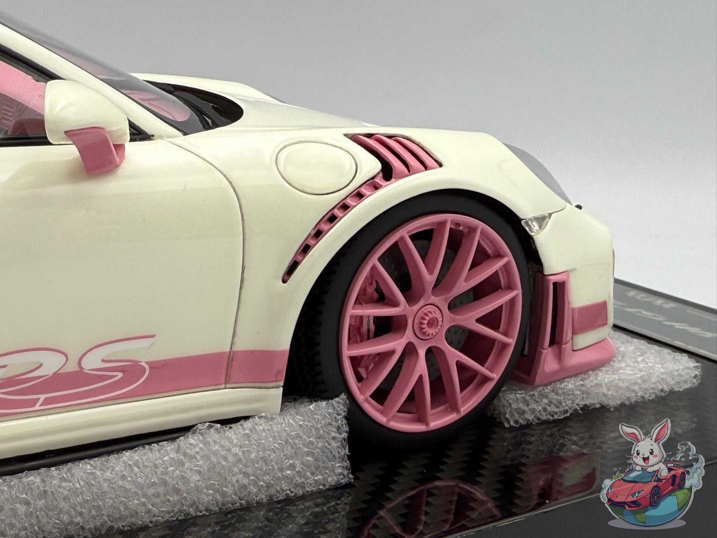 Ultra Unique x Runner 1:18 Porsche 911 GT2 RS (White/Pink - Glow)