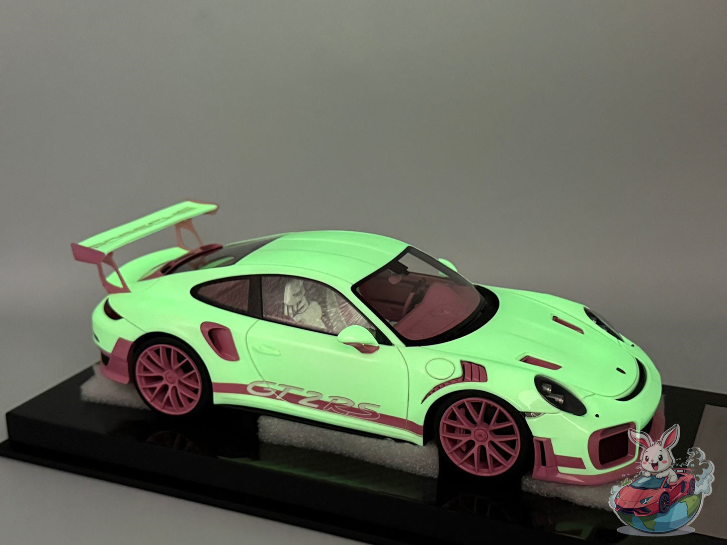 Ultra Unique x Runner 1:18 Porsche 911 GT2 RS (White/Pink - Glow)