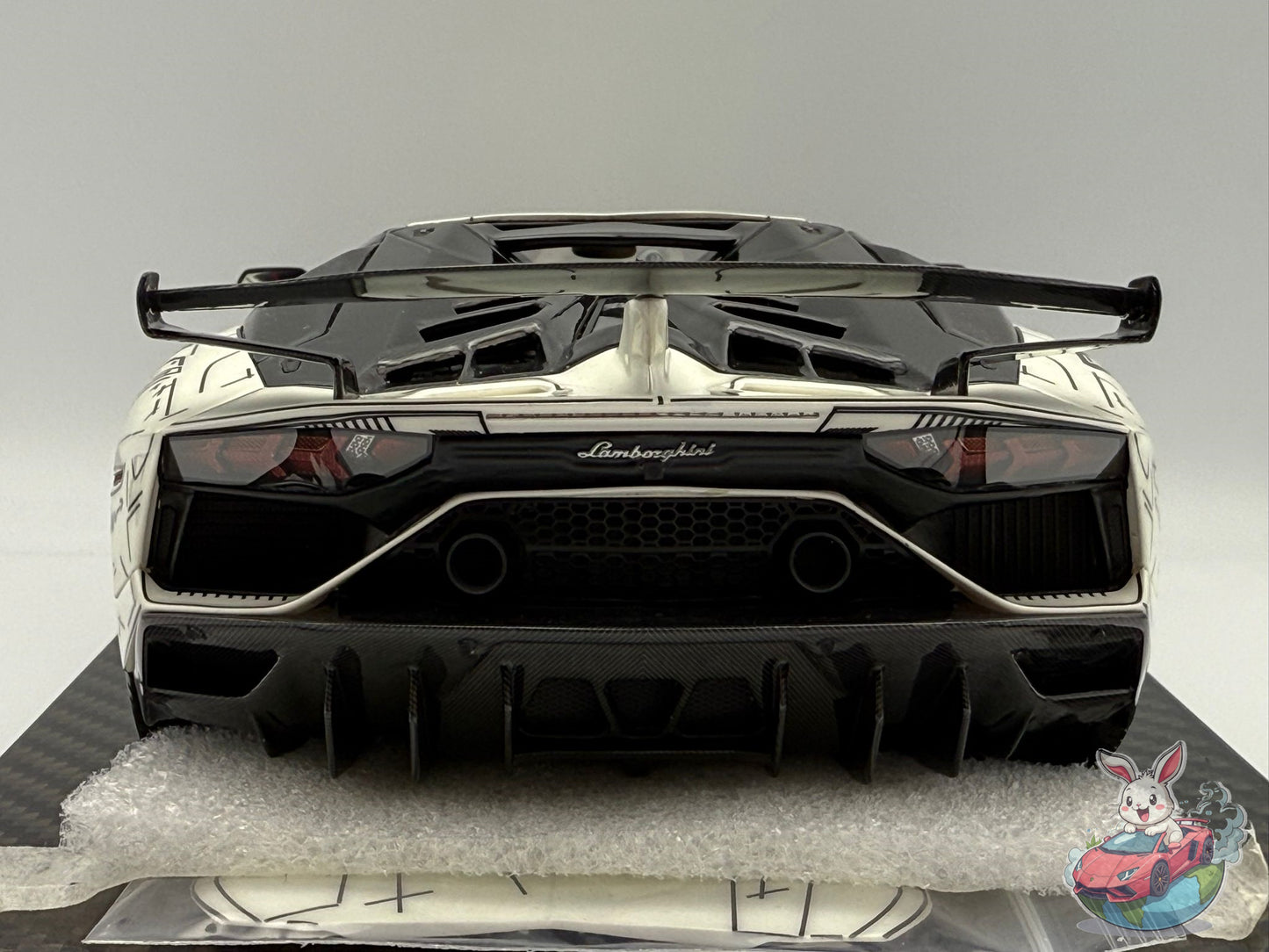 Ultra Unique x Runner 1:18 Lamborghini Aventador SVJ 'Manga-Marker' - Glow