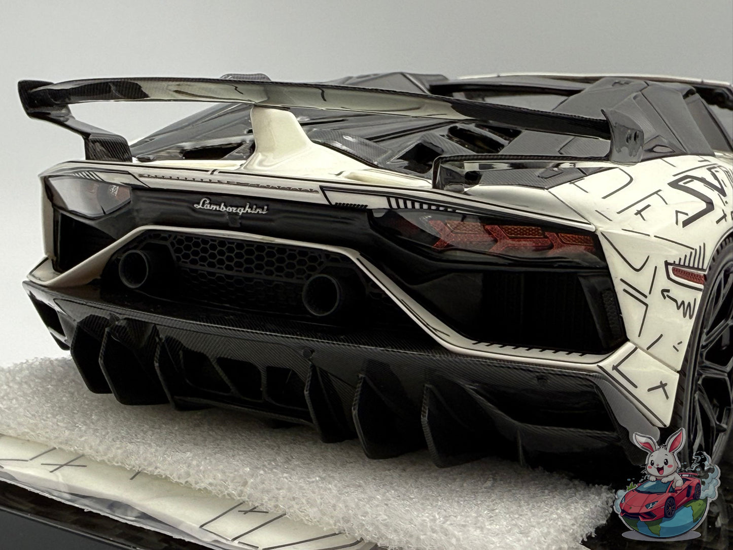 Ultra Unique x Runner 1:18 Lamborghini Aventador SVJ 'Manga-Marker' - Glow