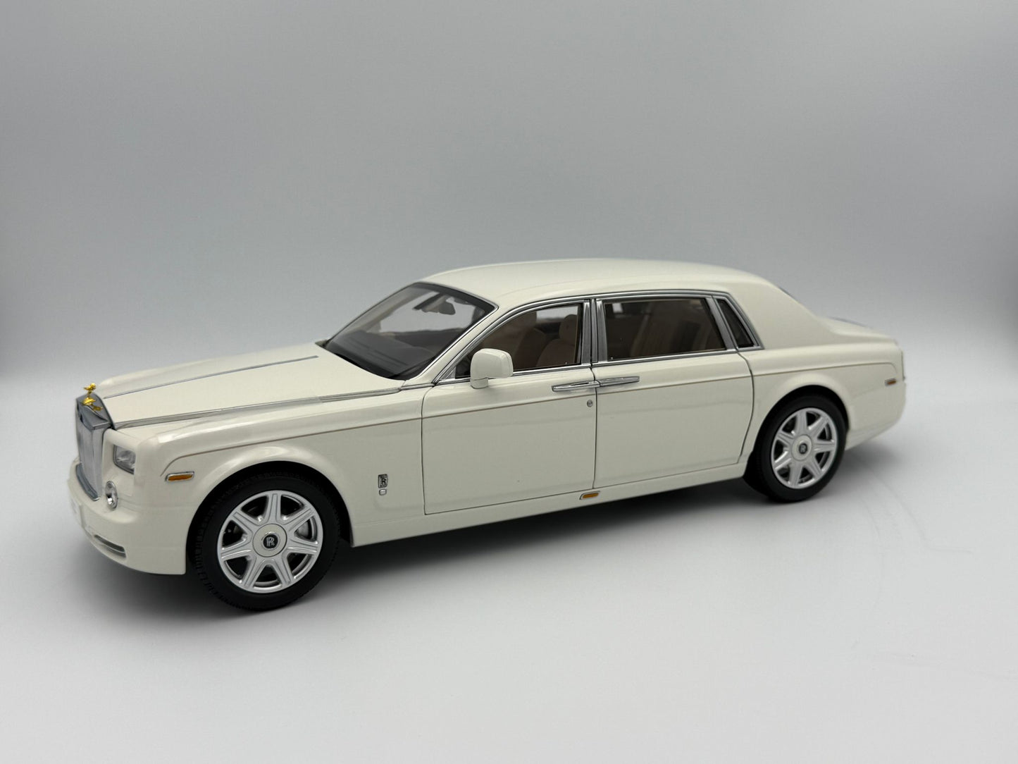Kyosho 1:18 Rolls-Royce Phantom EWB (English White)