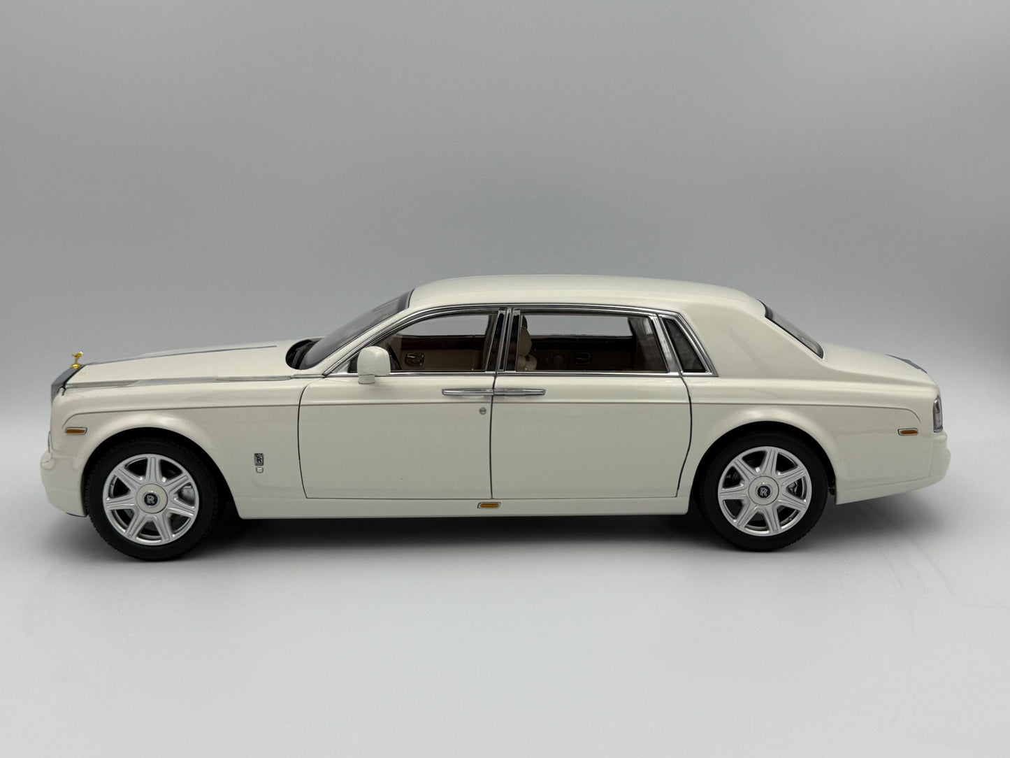 Kyosho 1:18 Rolls-Royce Phantom EWB (English White)