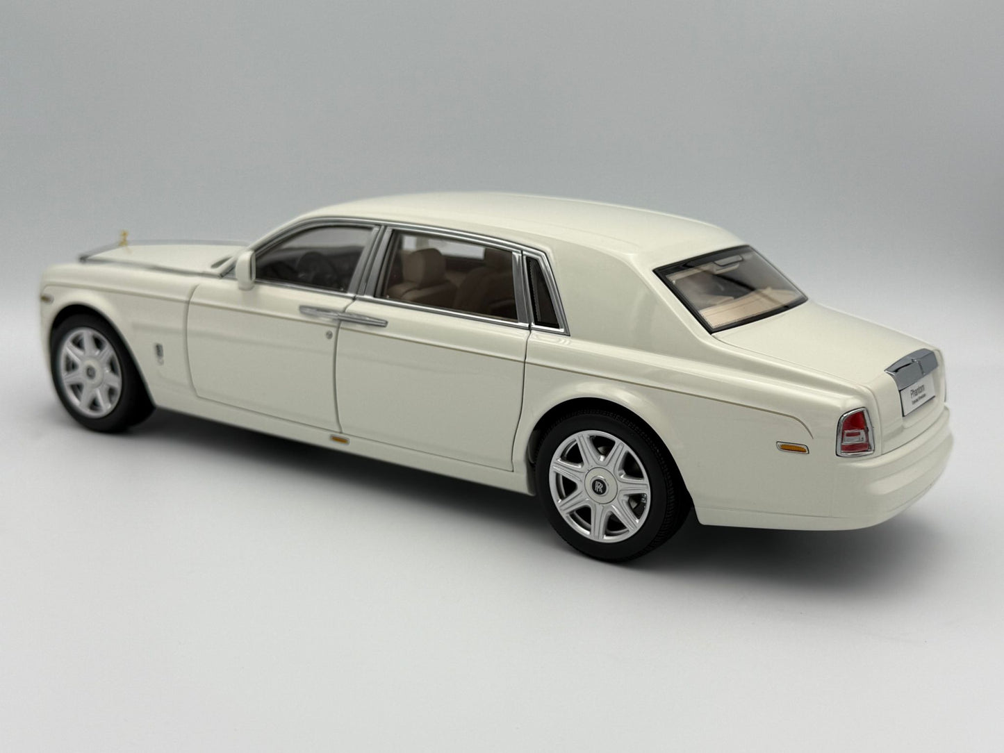 Kyosho 1:18 Rolls-Royce Phantom EWB (English White)