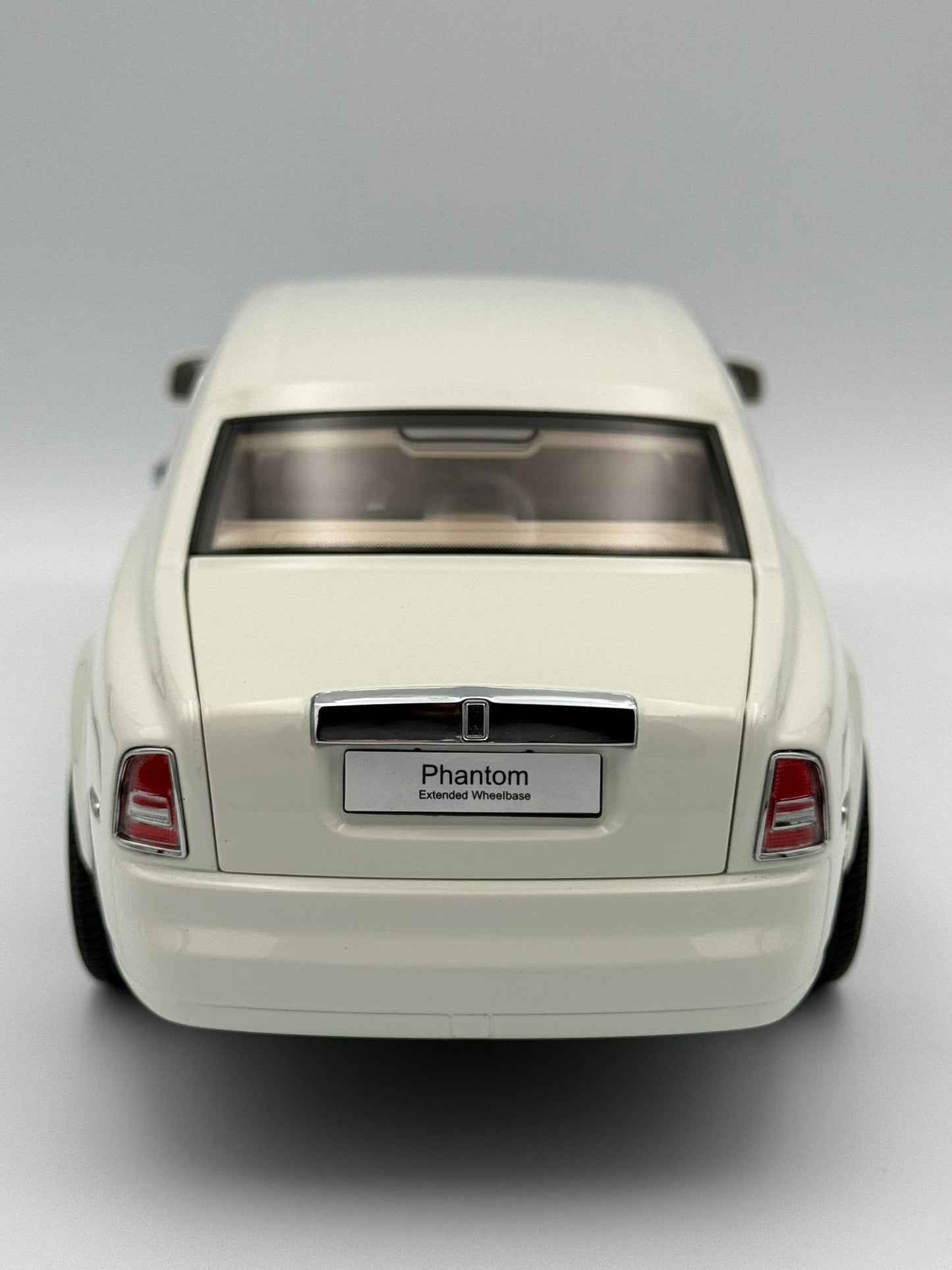 Kyosho 1:18 Rolls-Royce Phantom EWB (English White)