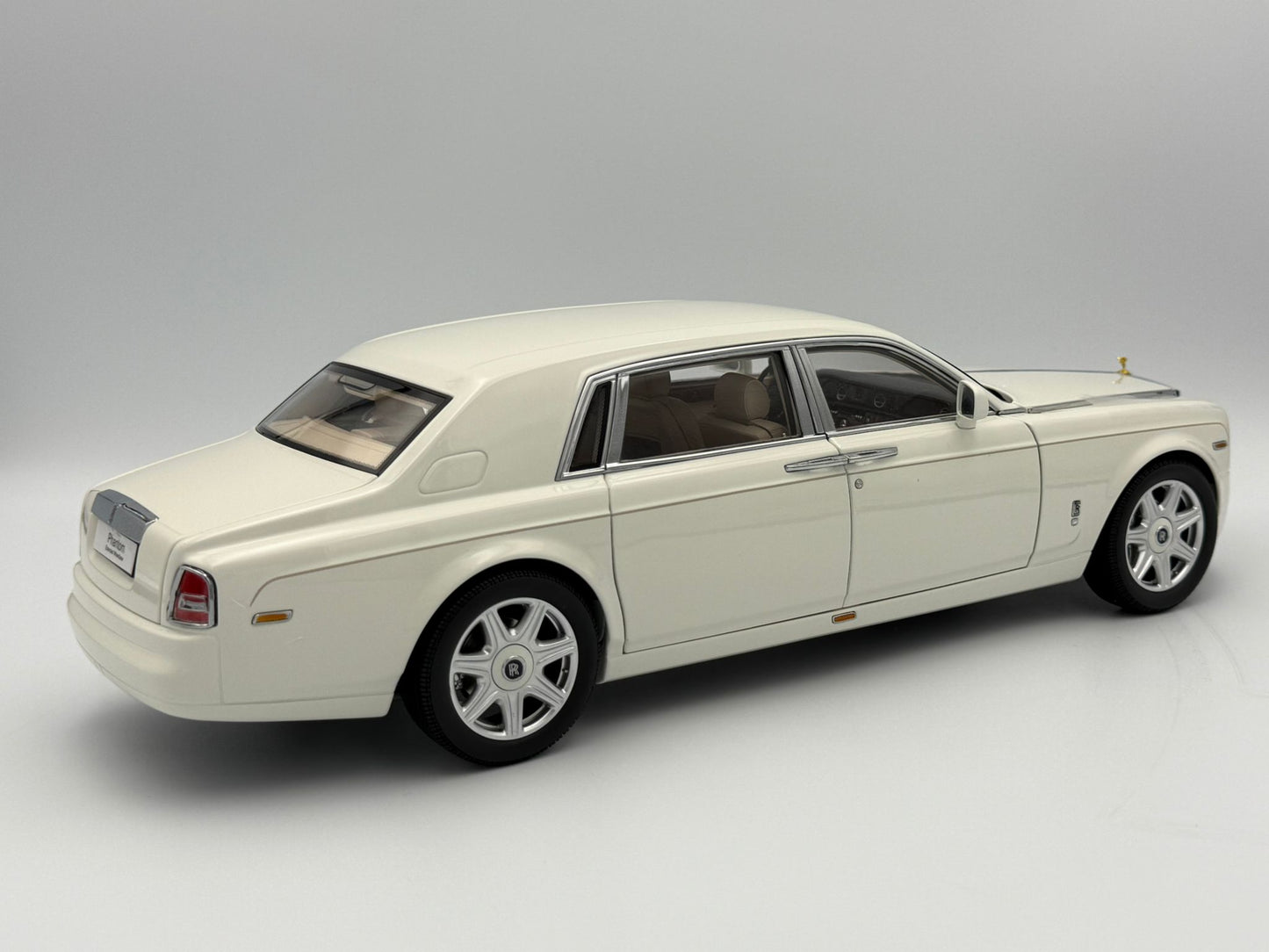 Kyosho 1:18 Rolls-Royce Phantom EWB (English White)