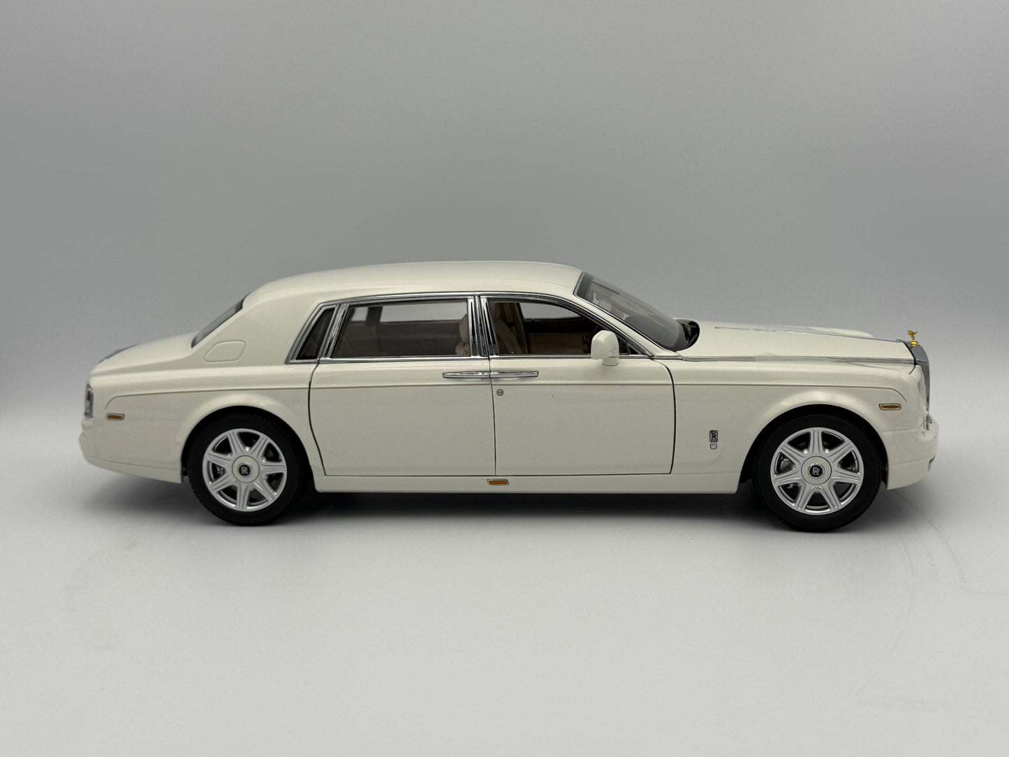 Kyosho 1:18 Rolls-Royce Phantom EWB (English White)