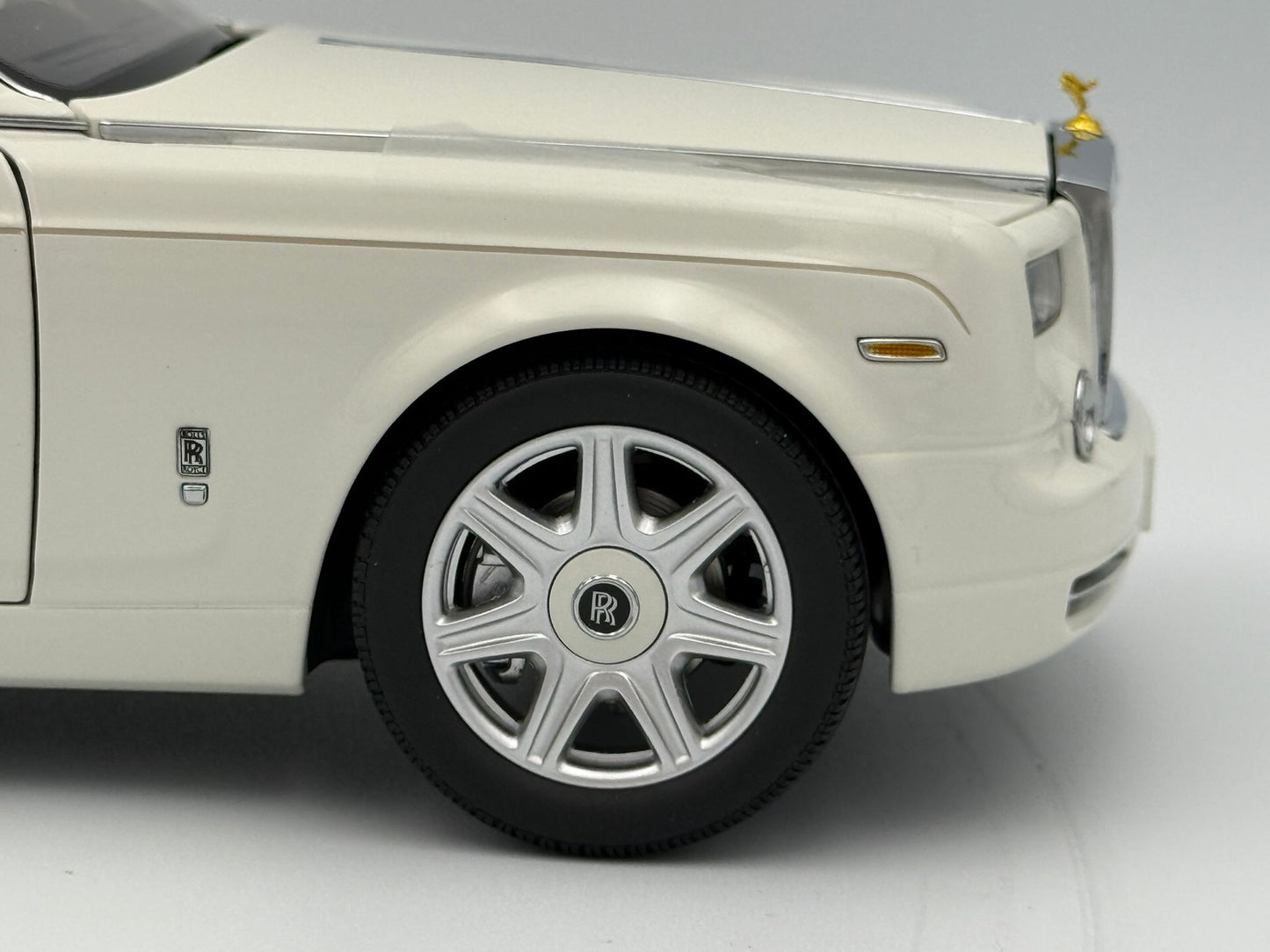 Kyosho 1:18 Rolls-Royce Phantom EWB (English White)