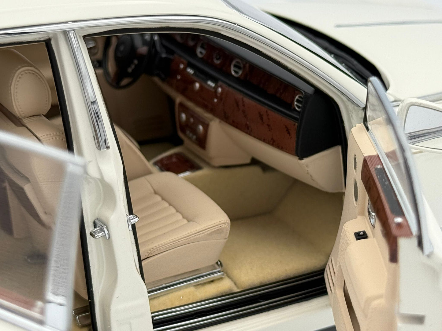 Kyosho 1:18 Rolls-Royce Phantom EWB (English White)