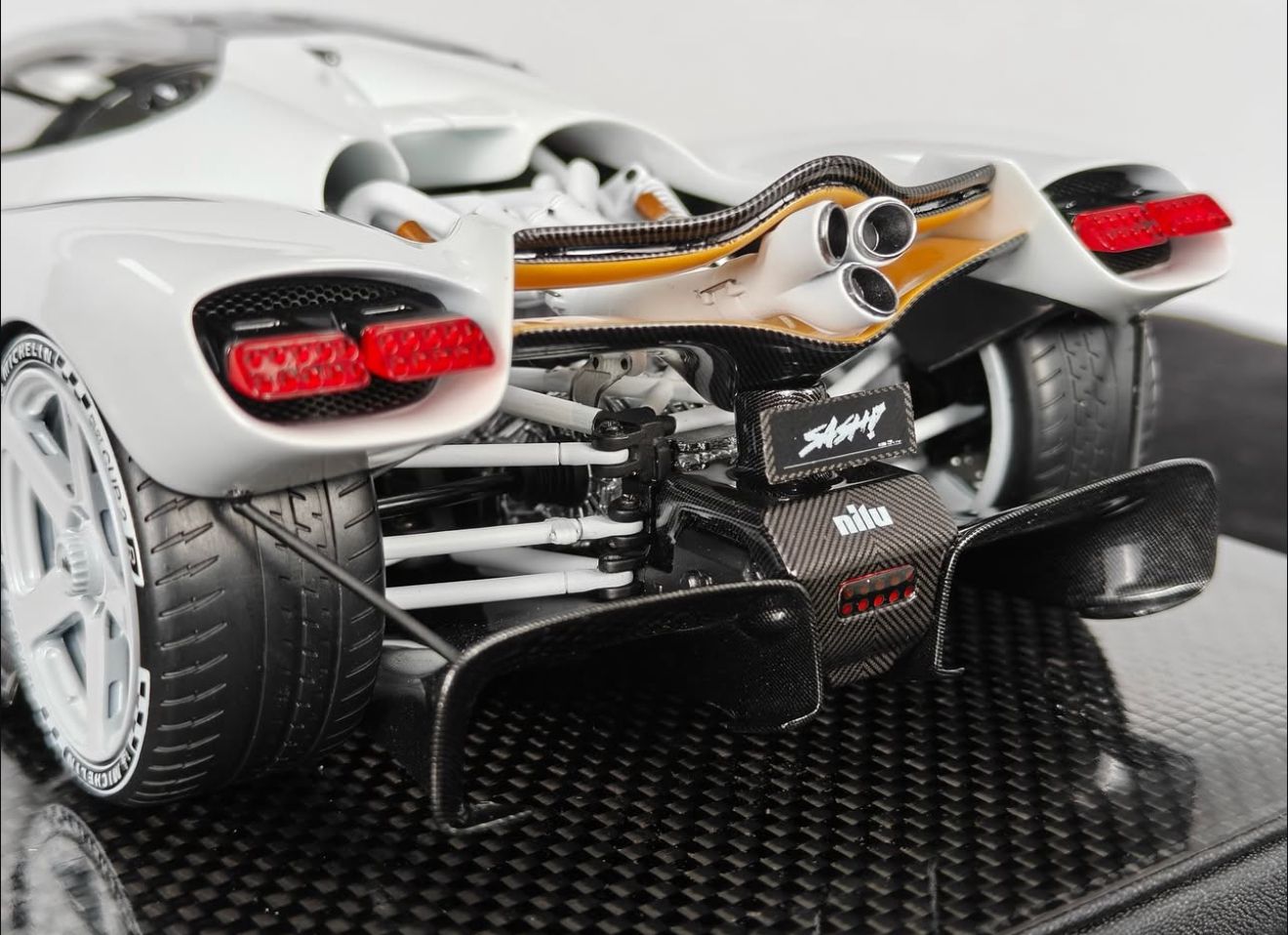 Frontiart 1:18 Nilu27 (White) - Preorder