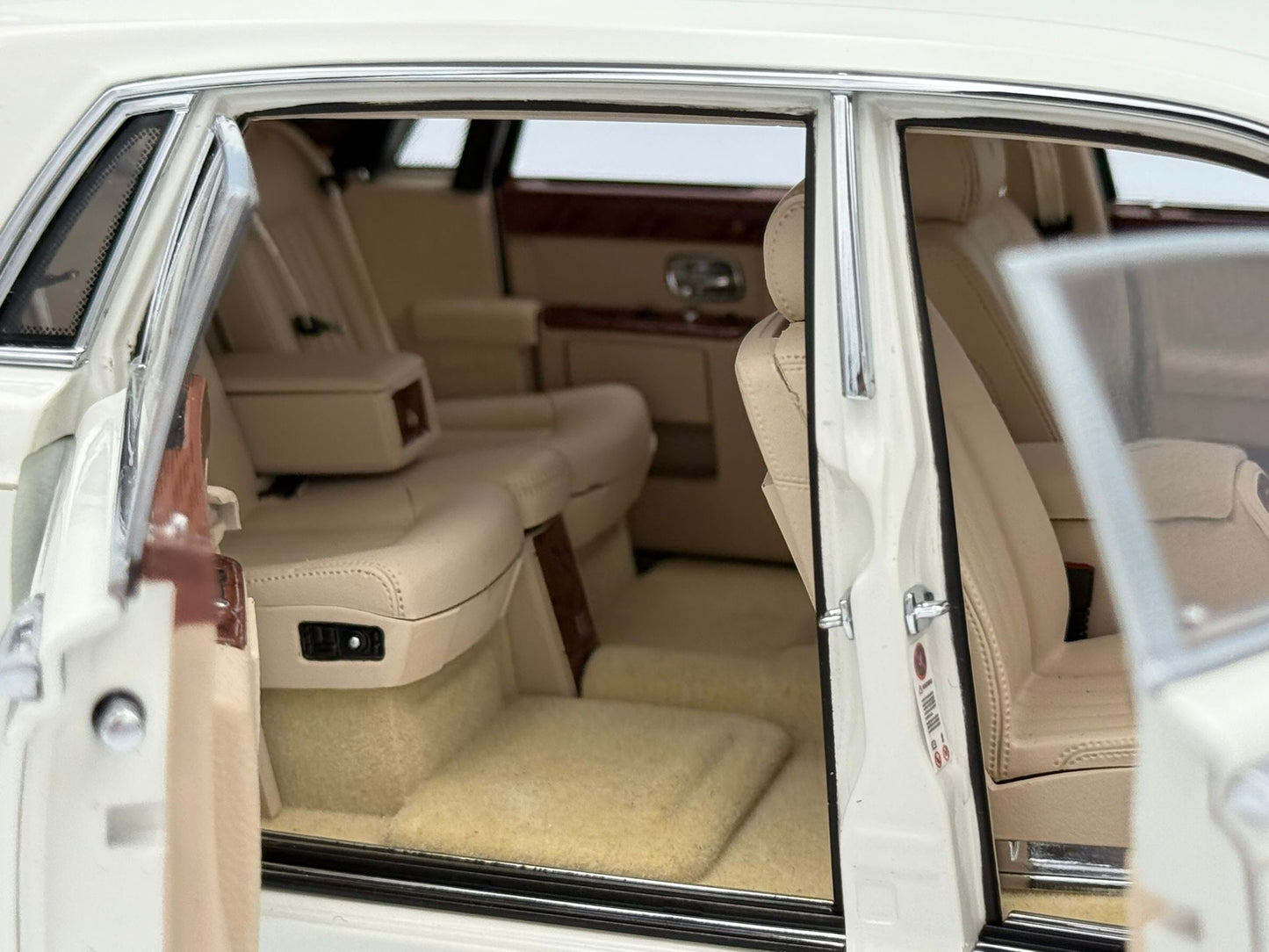 Kyosho 1:18 Rolls-Royce Phantom EWB (English White)