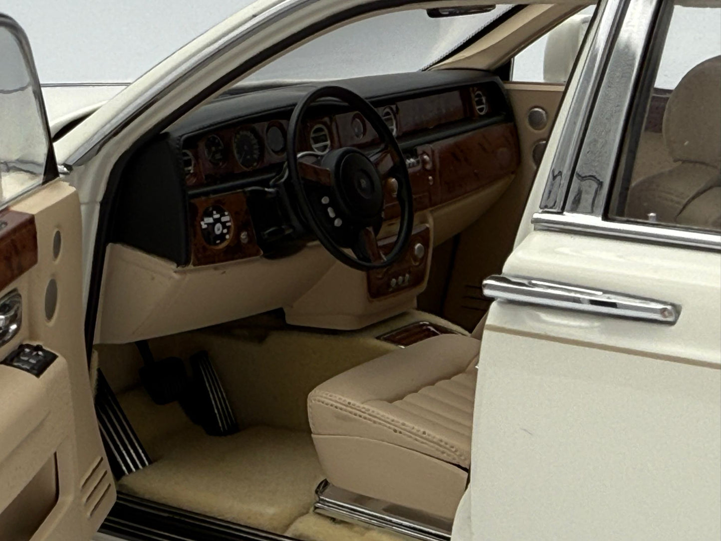 Kyosho 1:18 Rolls-Royce Phantom EWB (English White)